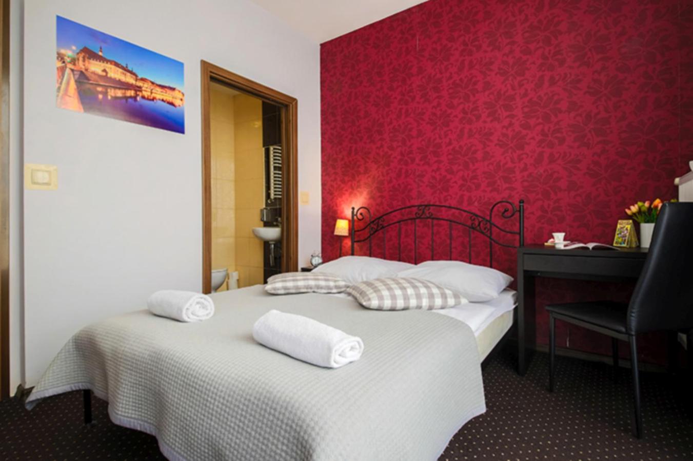 Double Room with Private Bathroom - Photo 42