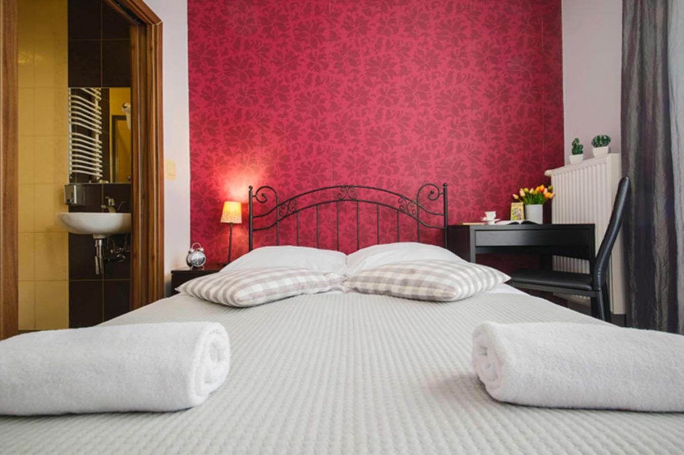 Double Room with Private Bathroom - Photo 19