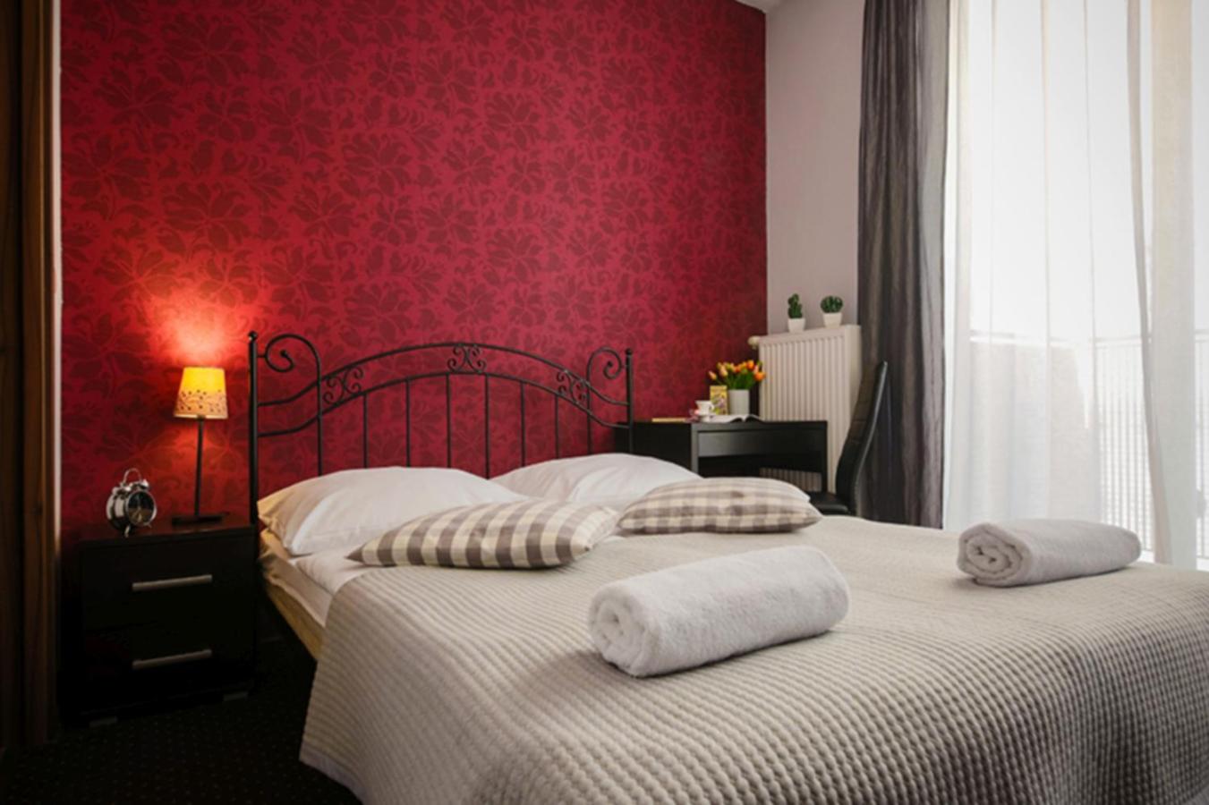 Double Room with Private Bathroom - Photo 32