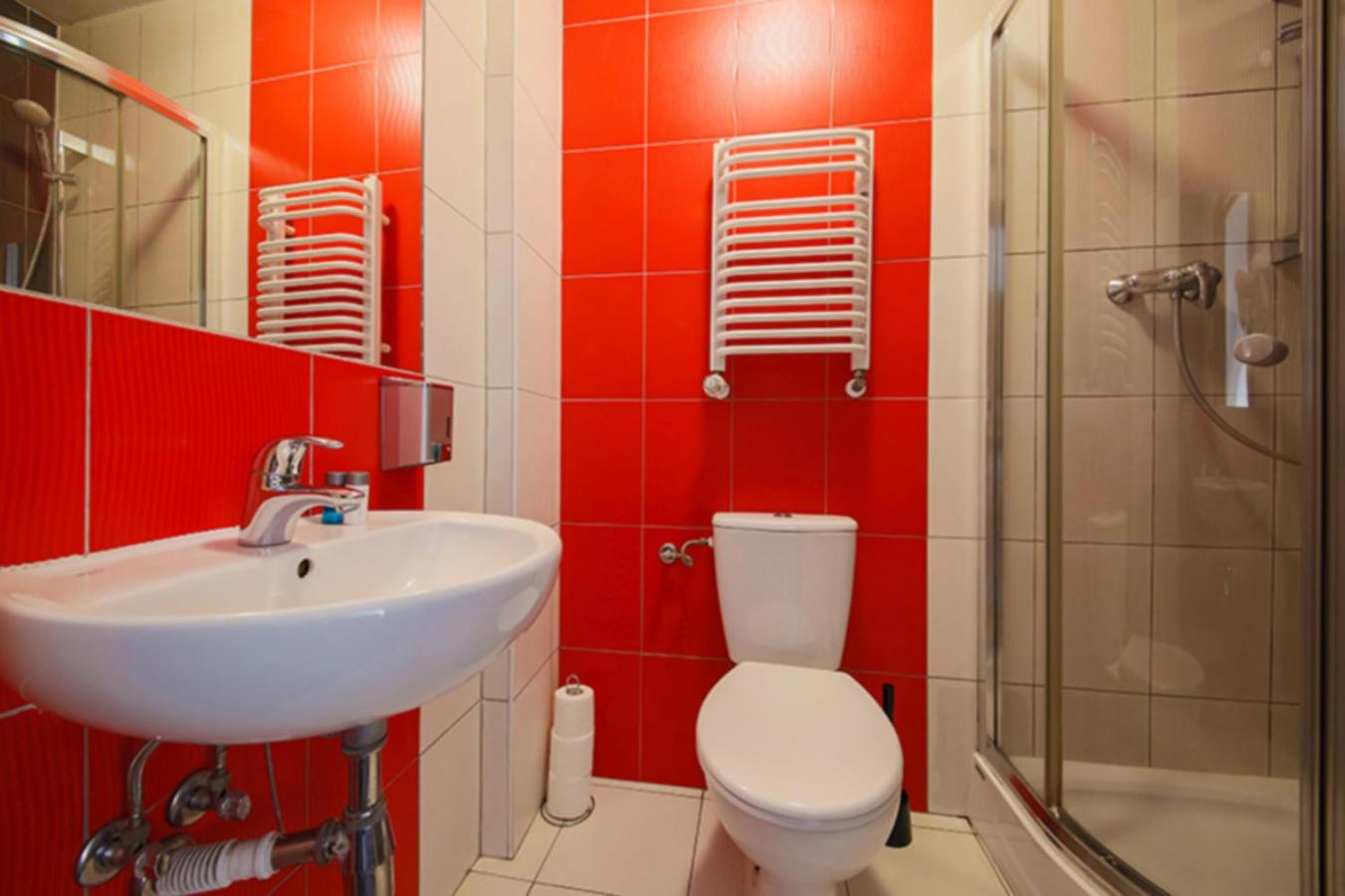 Double Room with Private Bathroom - Photo 31