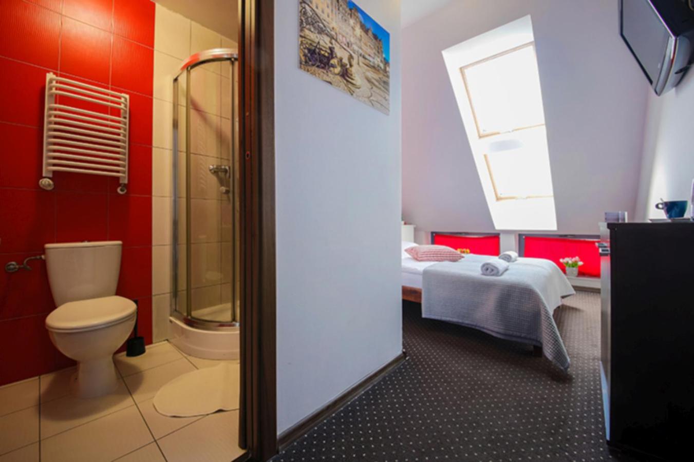 Double Room with Private Bathroom - Photo 40