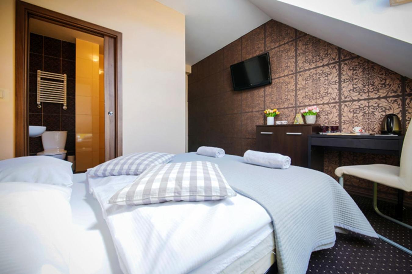 Double Room with Private Bathroom - Photo 33