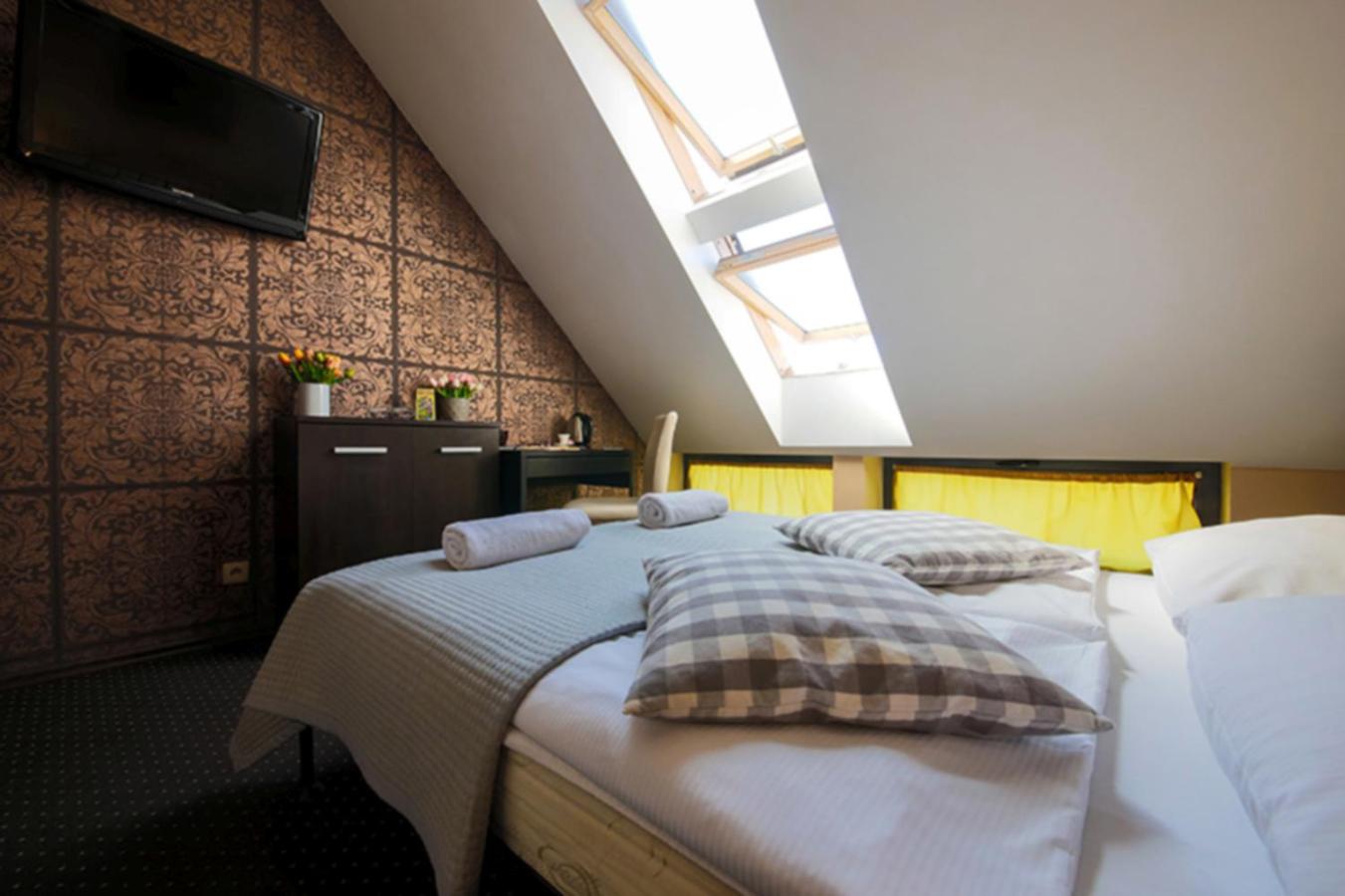 Double Room with Private Bathroom - Photo 45