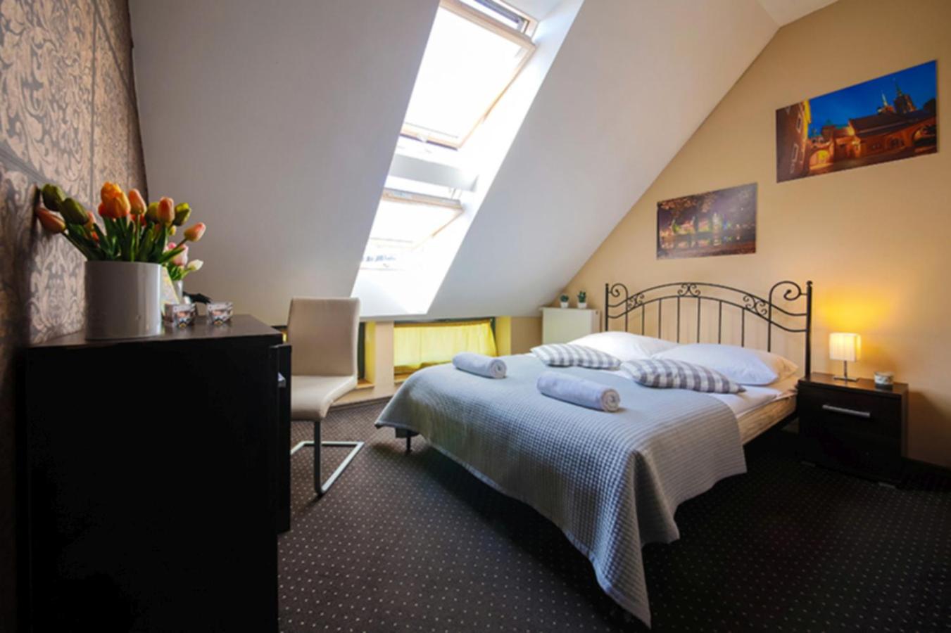 Double Room with Private Bathroom - Photo 14