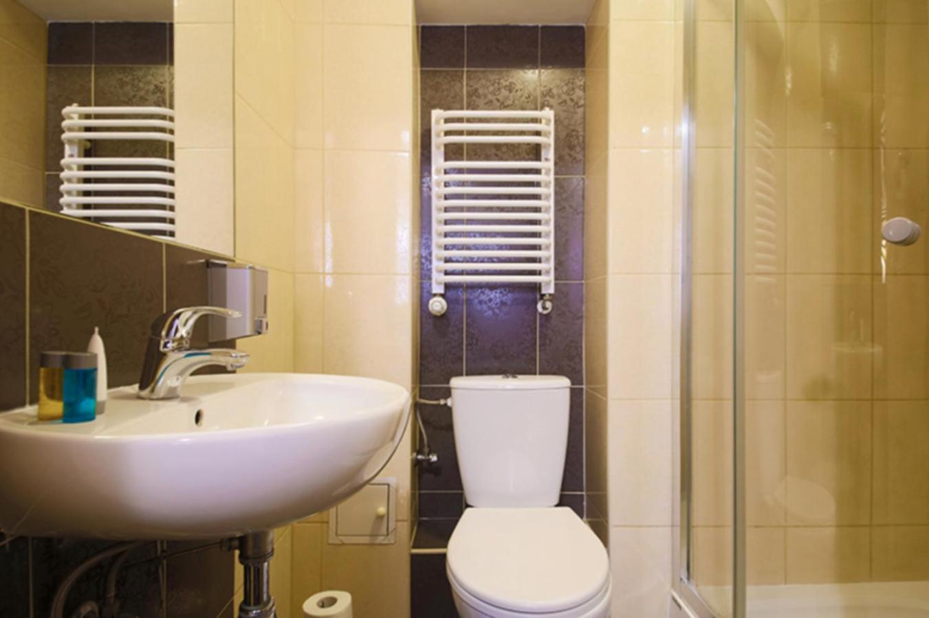 Twin Room with Private Bathroom - Photo 6