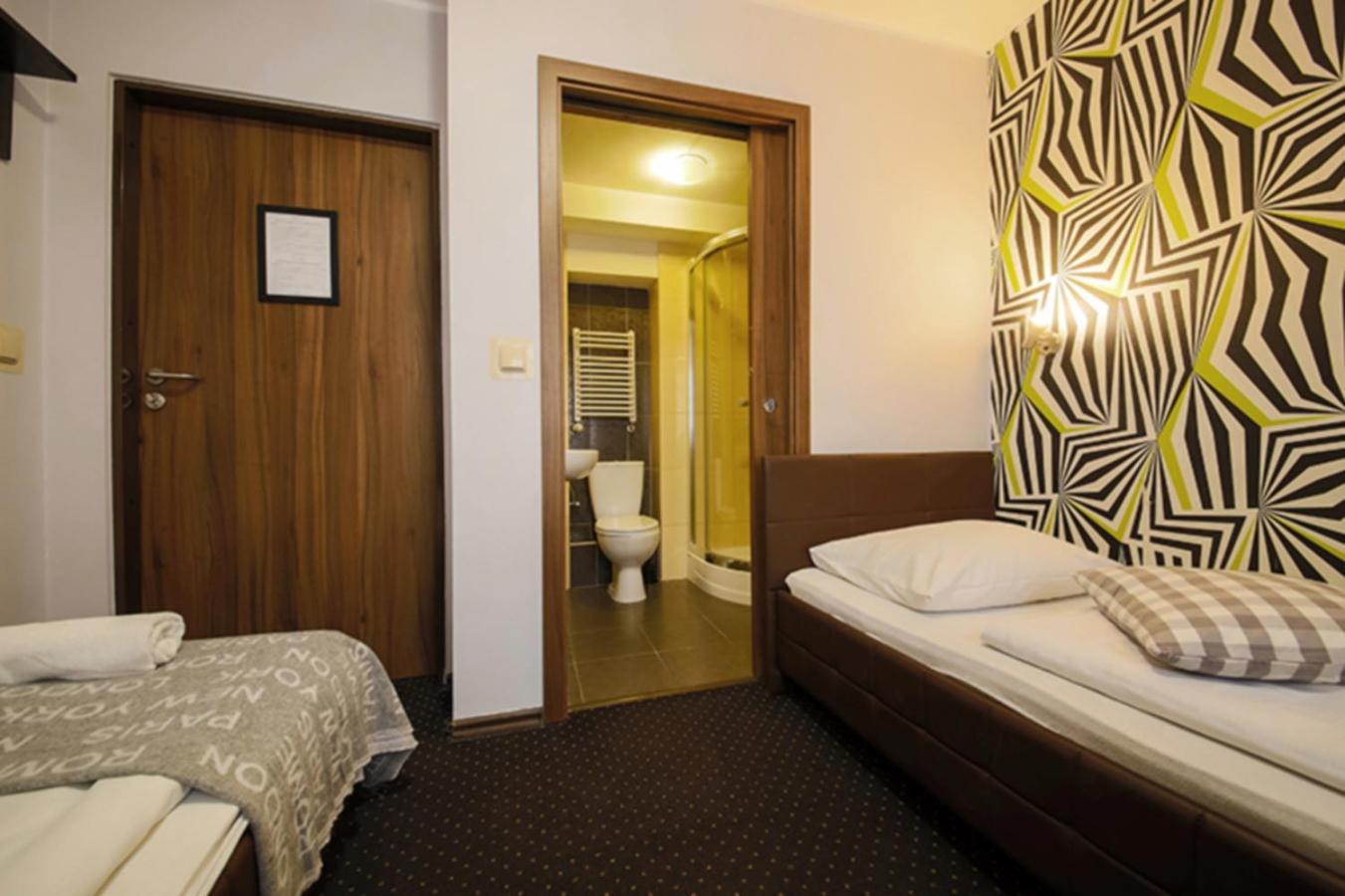 Twin Room with Private Bathroom - Photo 7