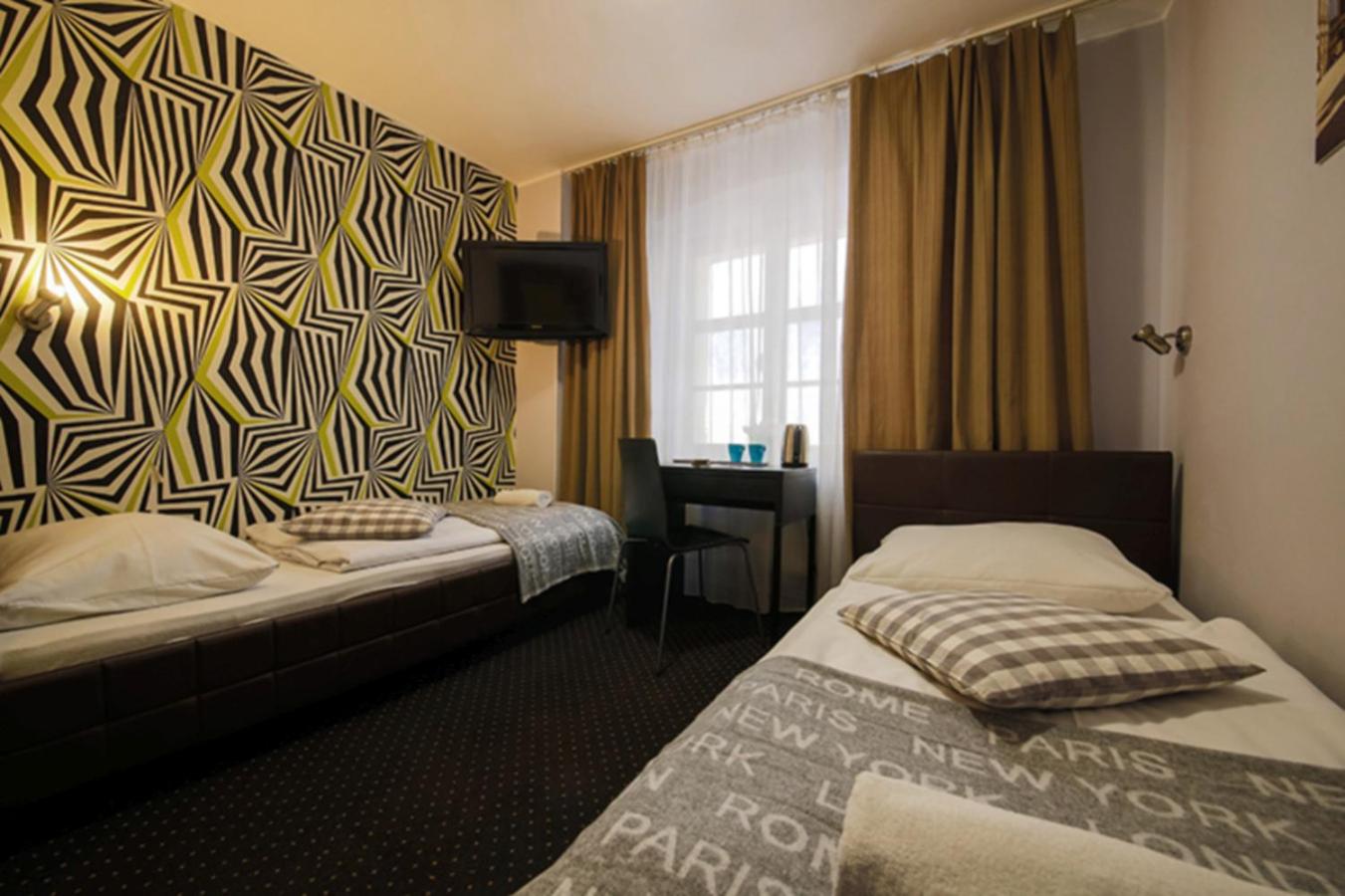 Twin Room with Private Bathroom - Photo 21