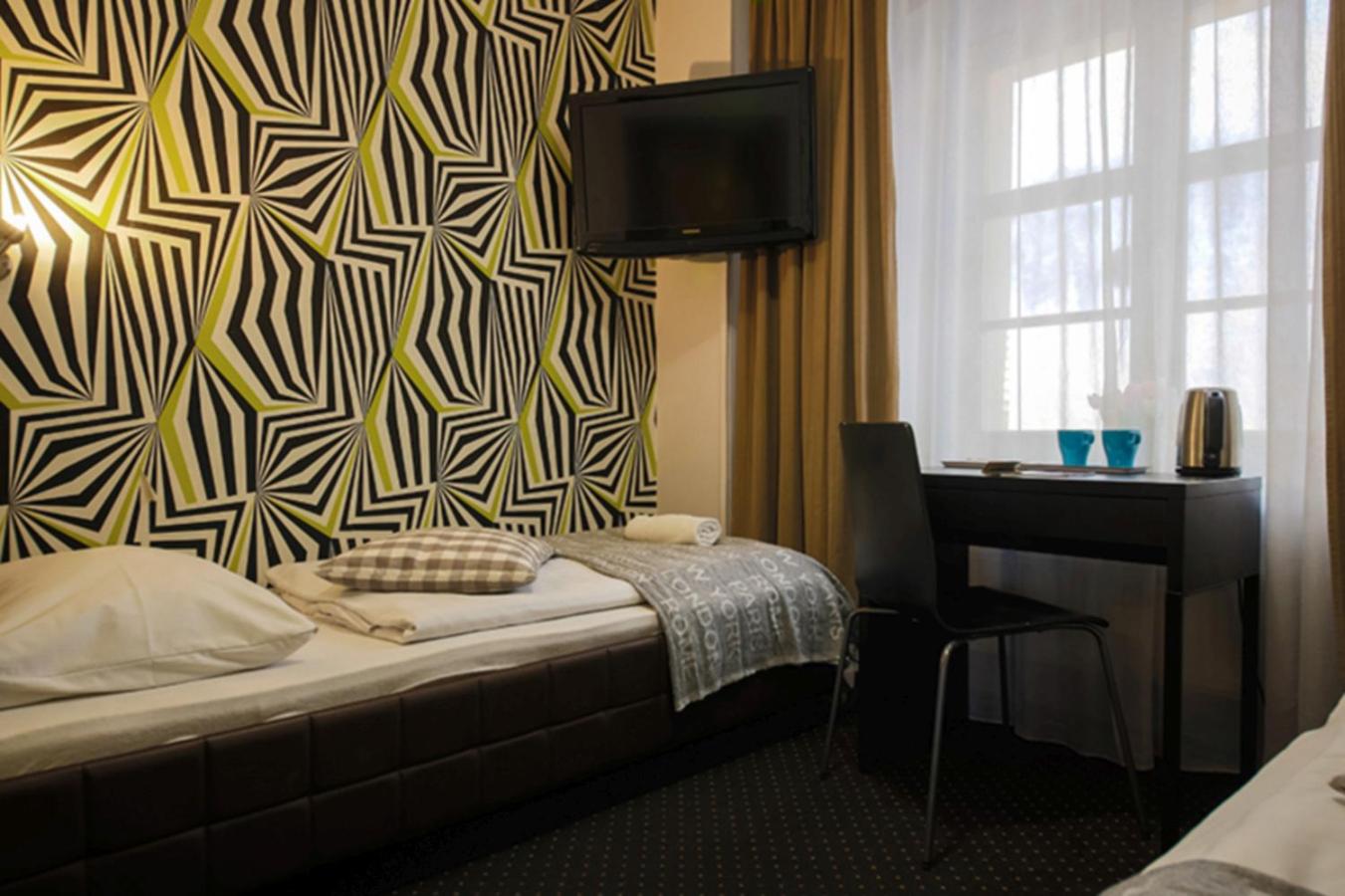 Twin Room with Private Bathroom - Photo 14