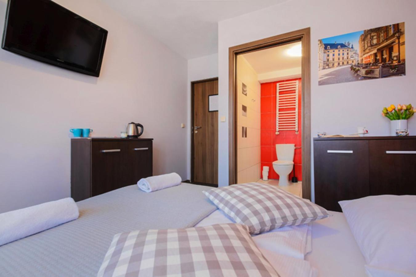 Double Room with Private Bathroom - Photo 22