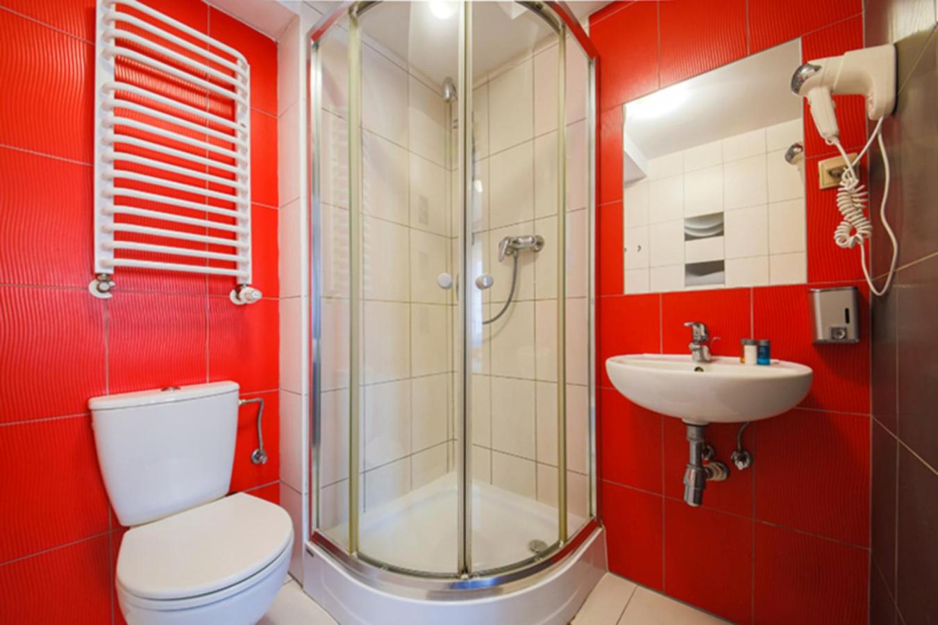 Double Room with Private Bathroom - Photo 38