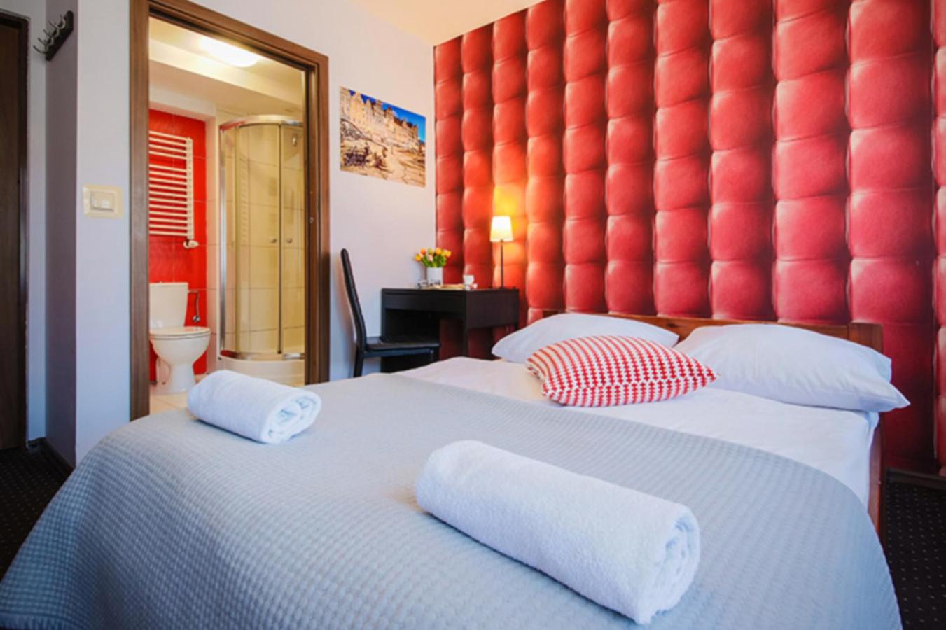 Double Room with Private Bathroom - Photo 8