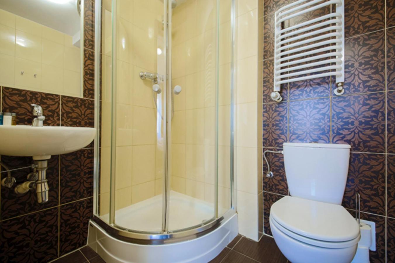 Double Room with Private Bathroom - Photo 47
