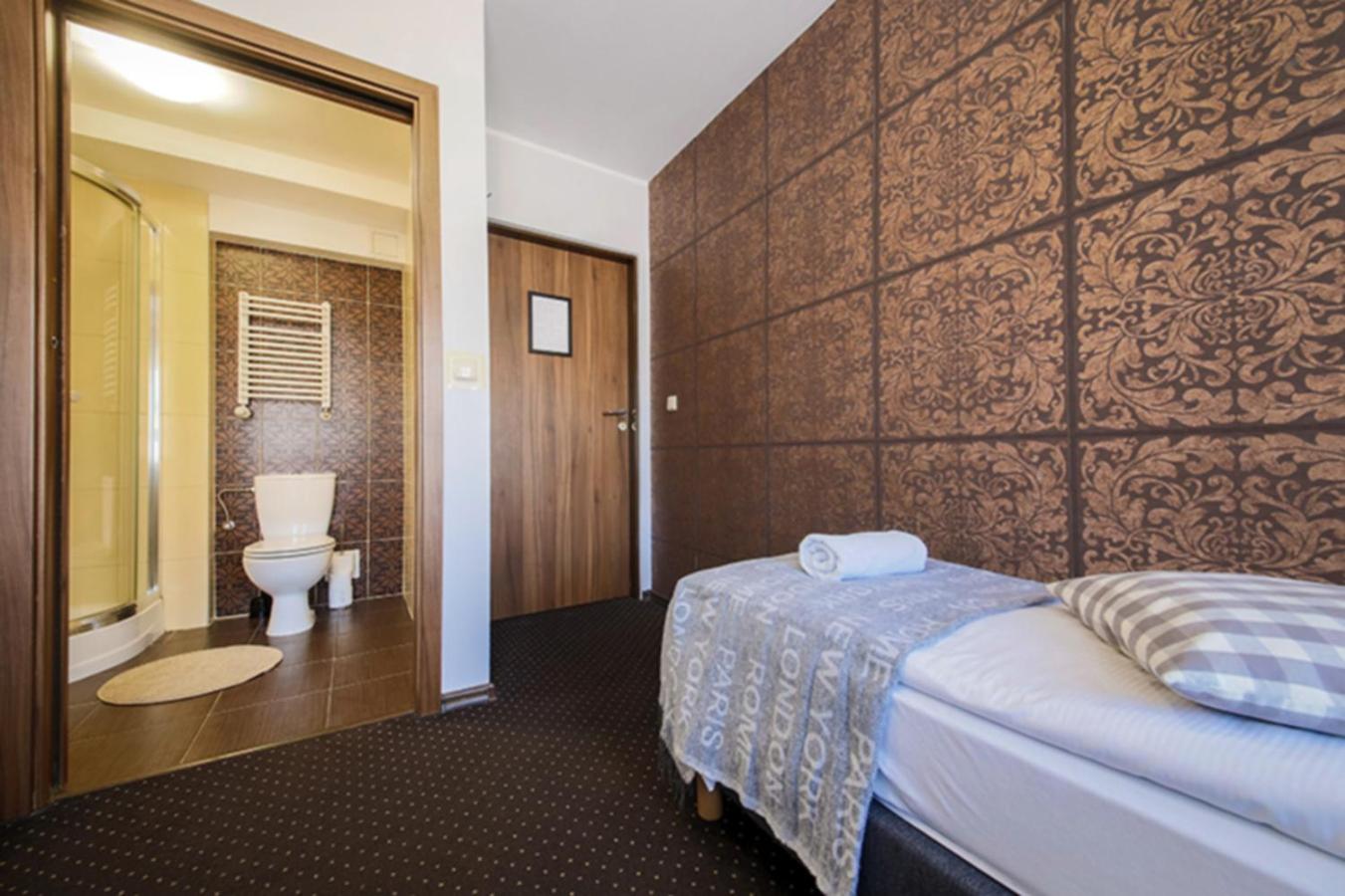 Twin Room with Private Bathroom - Photo 11