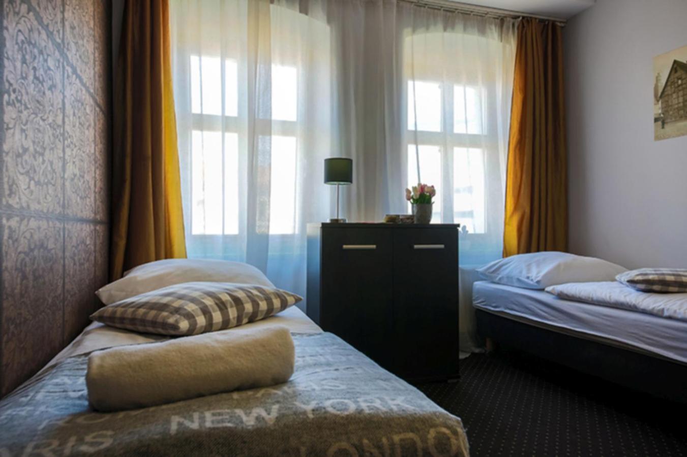 Twin Room with Private Bathroom - Photo 18