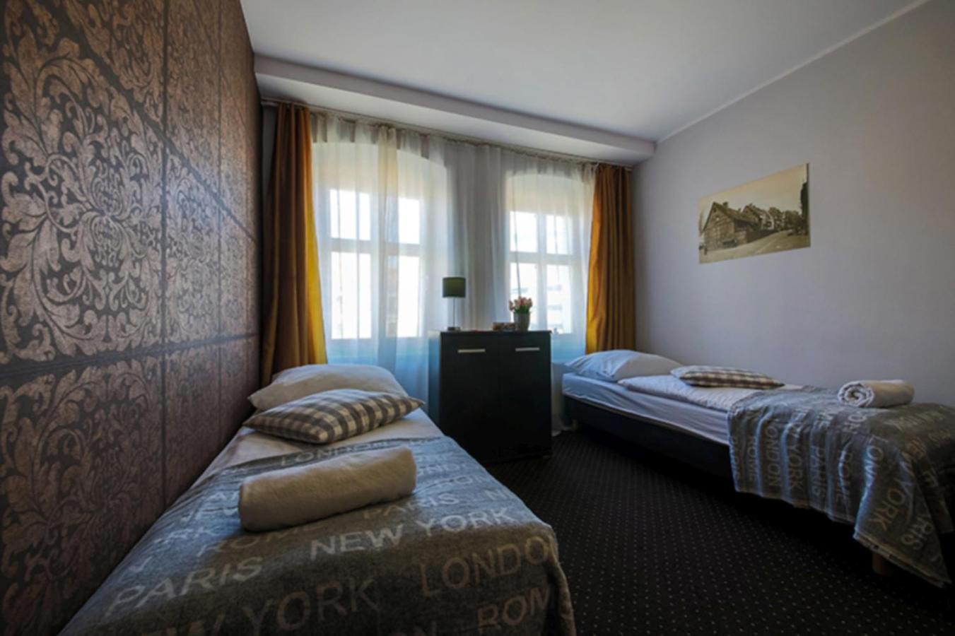 Twin Room with Private Bathroom - Photo 9