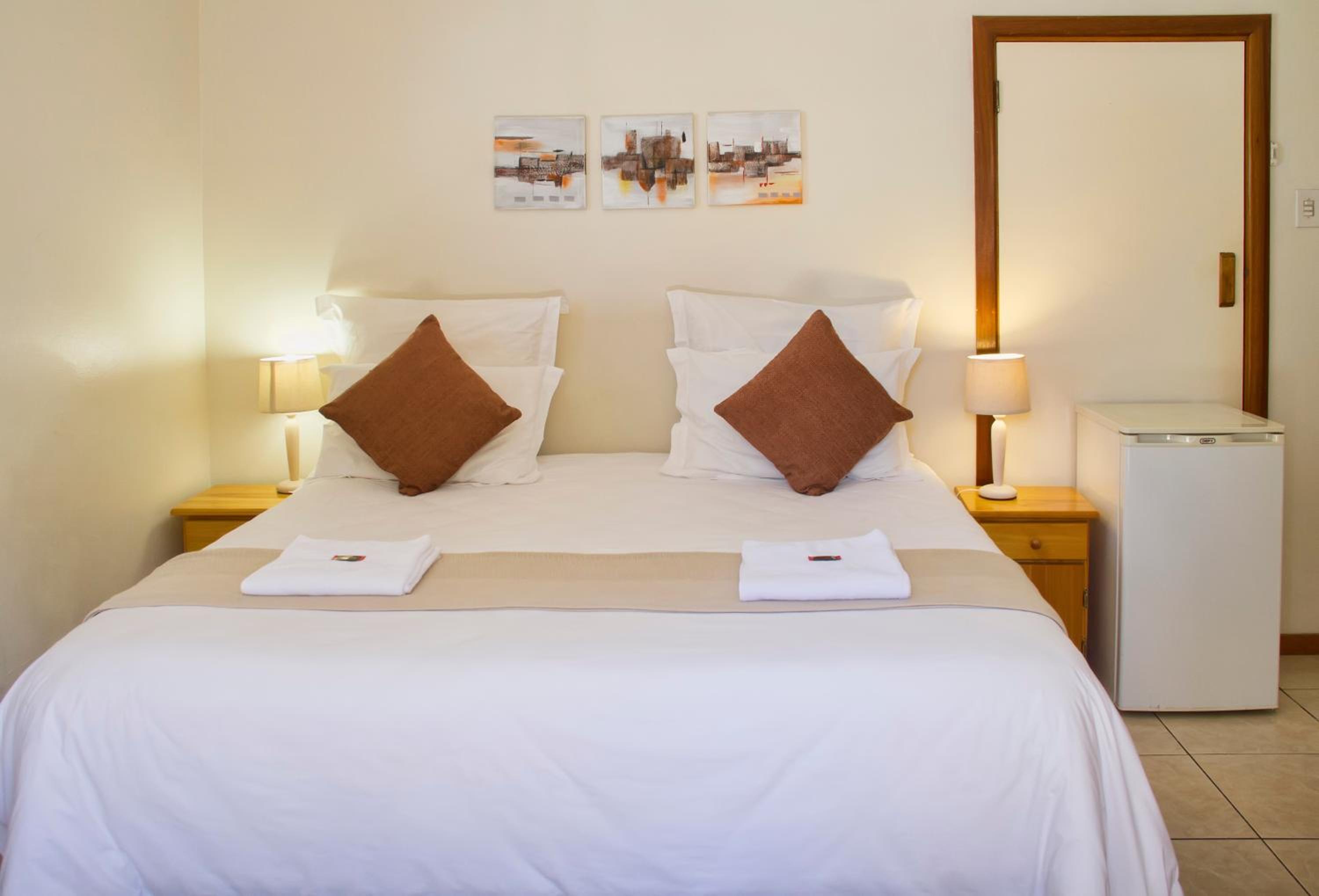 Double or Twin Room with Private Patio - Photo 3