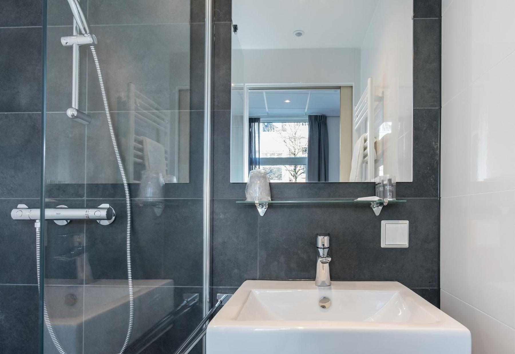 Standard Twin Room - Photo 11