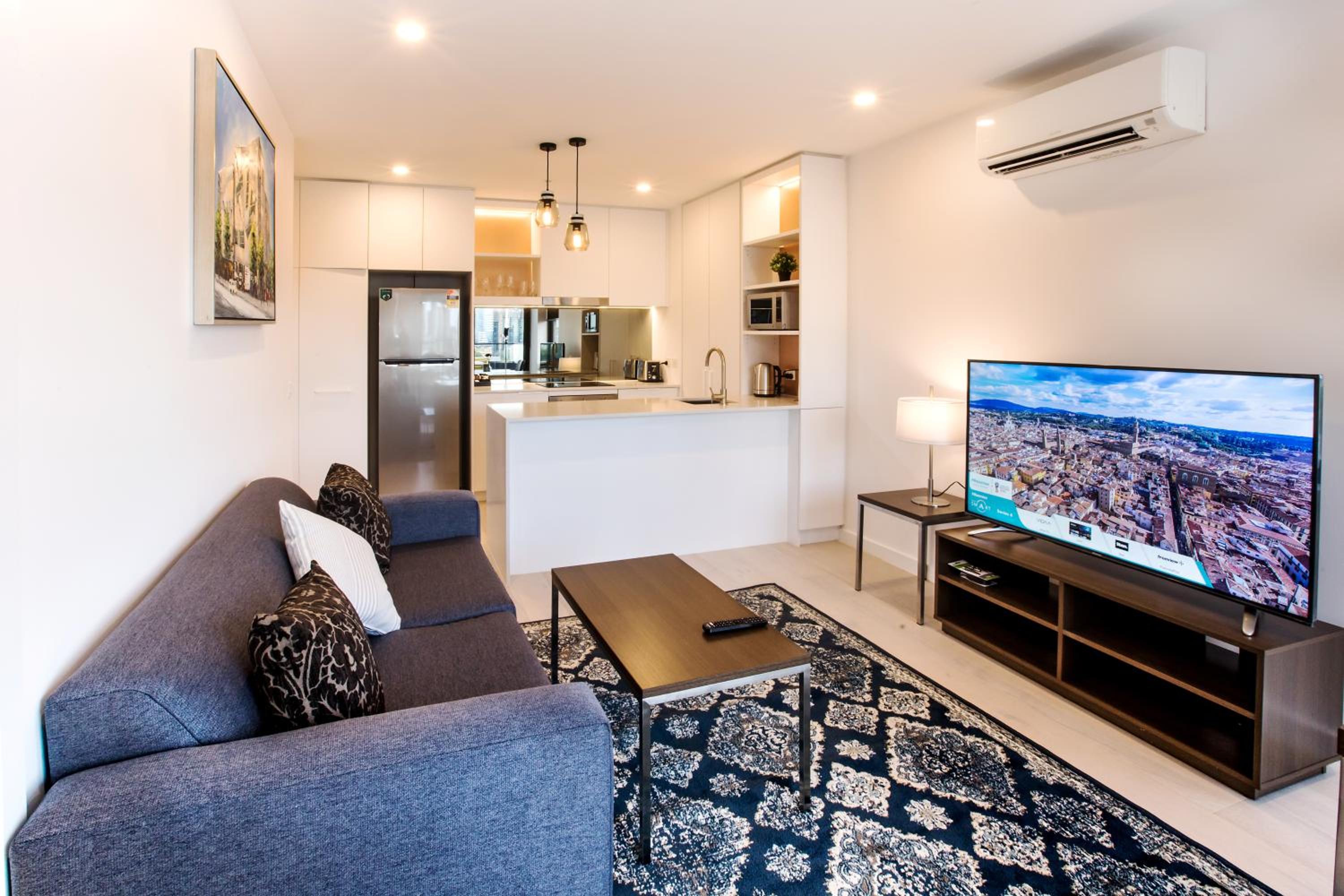 Deluxe Two Bedroom Apartment with Balcony photo 2