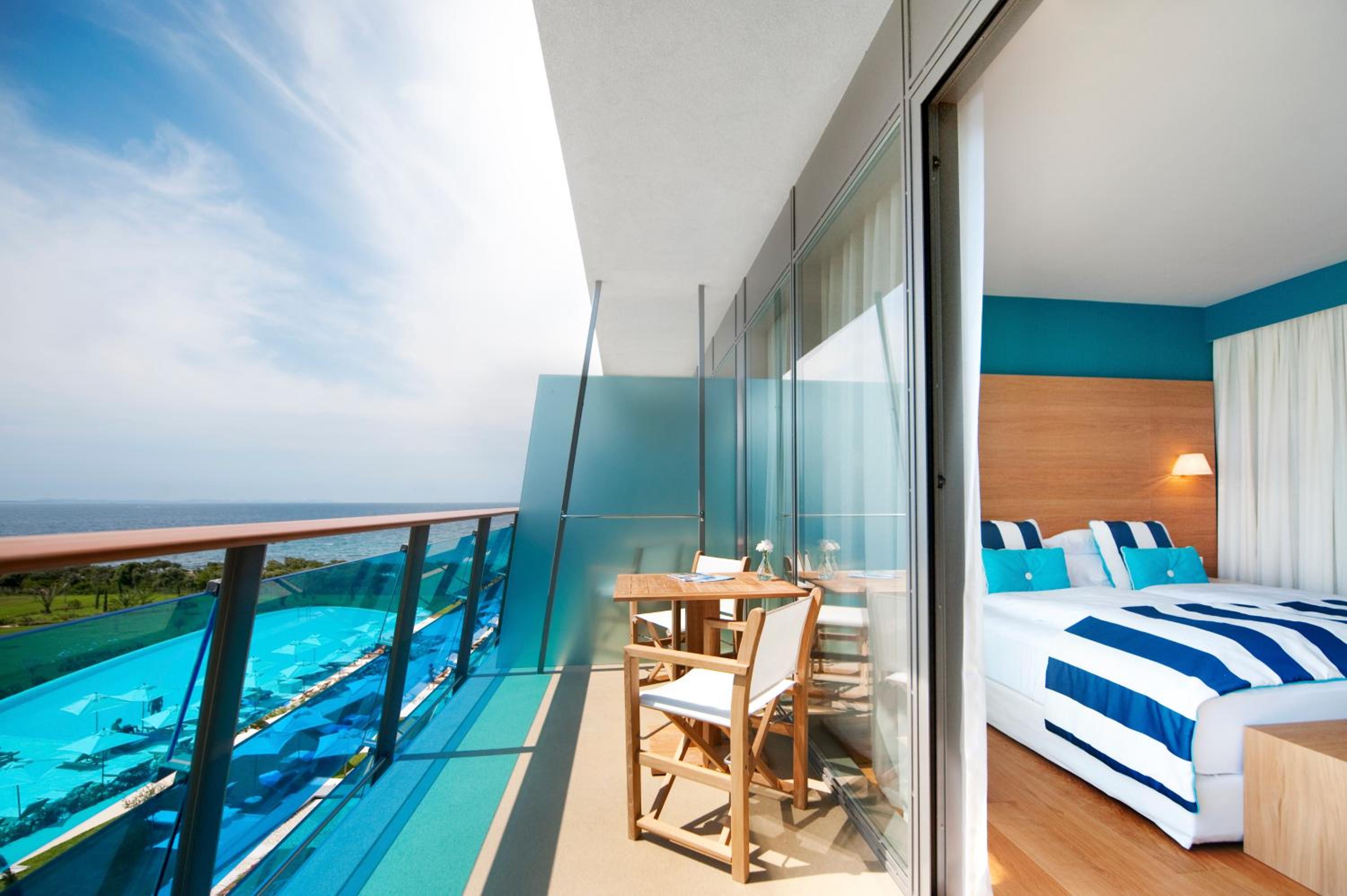 Deluxe Room with Balcony and Sea View photo 2