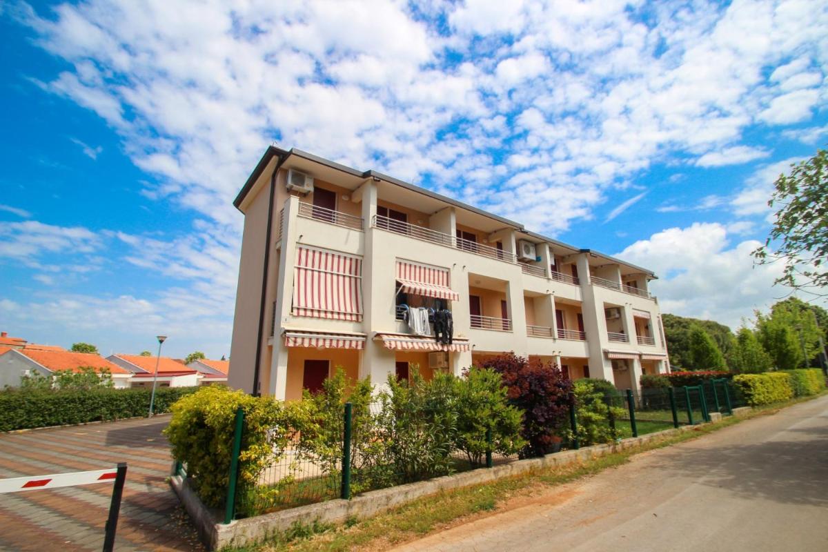 Apartment with Balcony photo 3