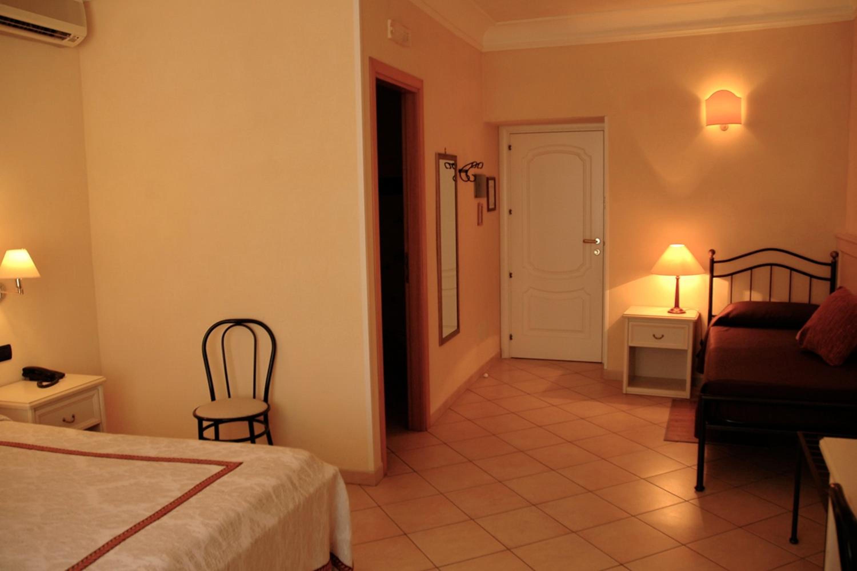 Triple Room with Balcony and City View photo 2