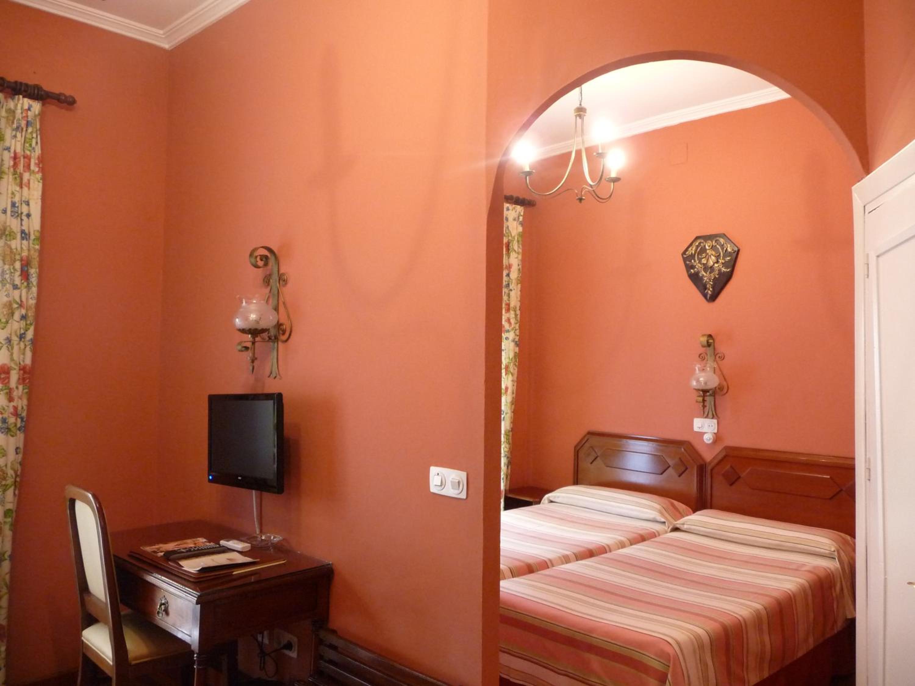 Family Room (3 Adults) - Photo 7