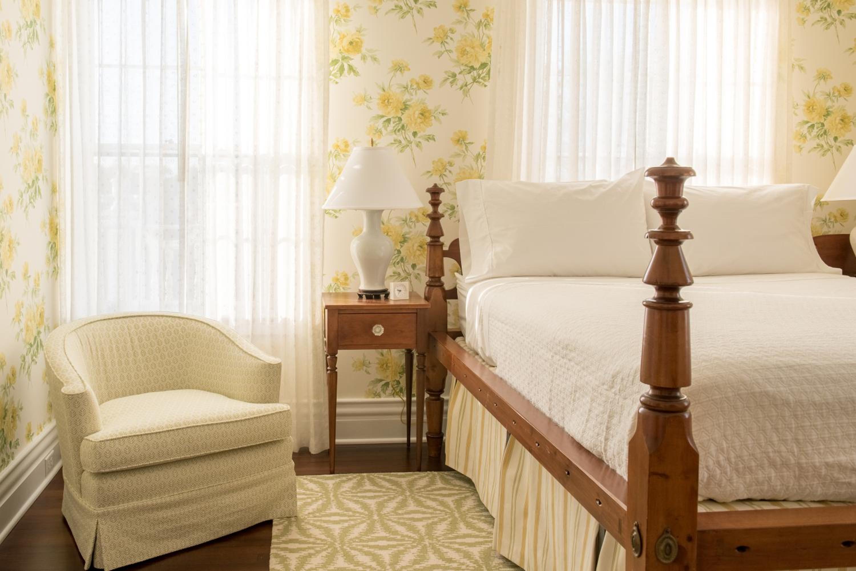 Queen Room photo 1