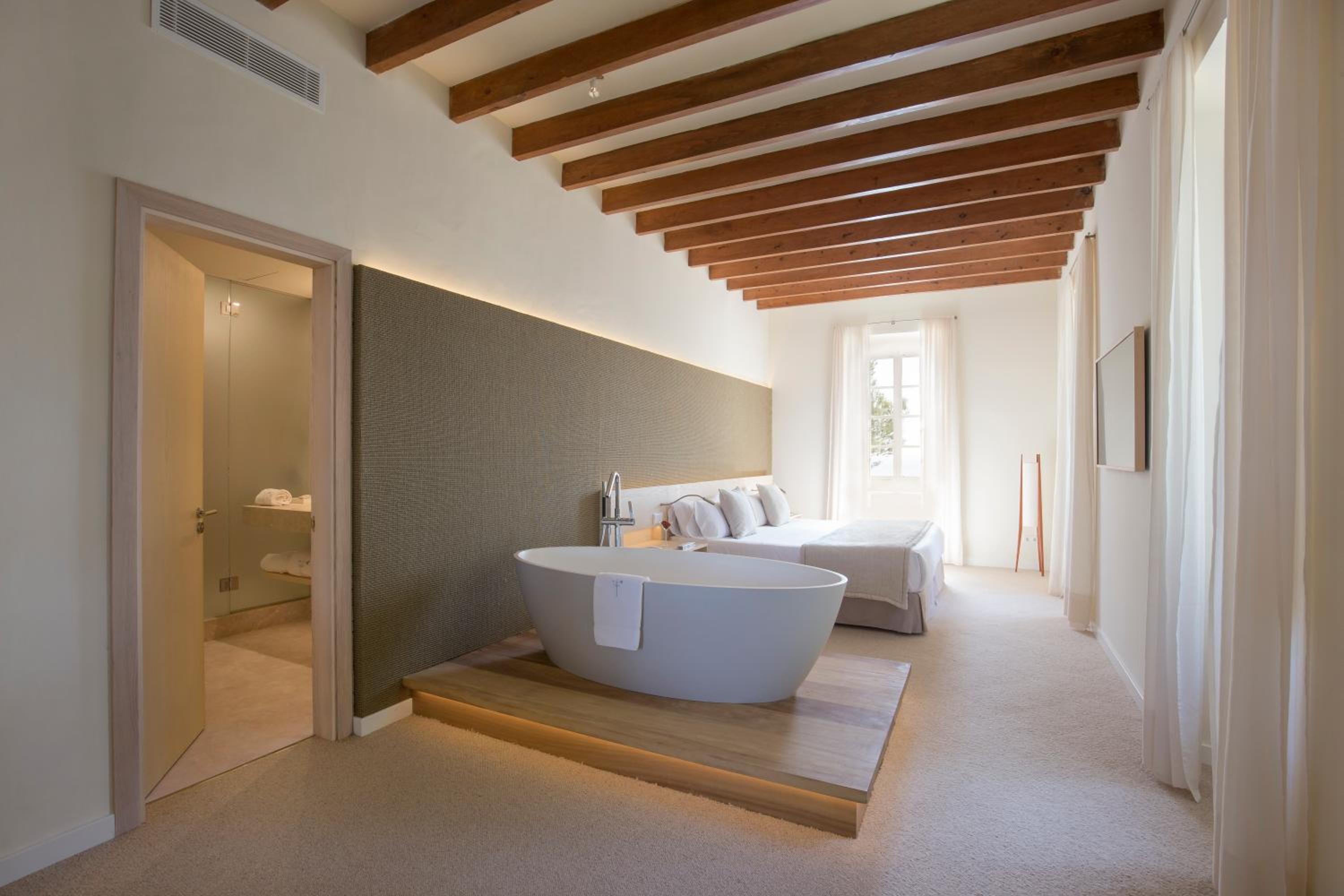 Luxury Suite - Photo 2