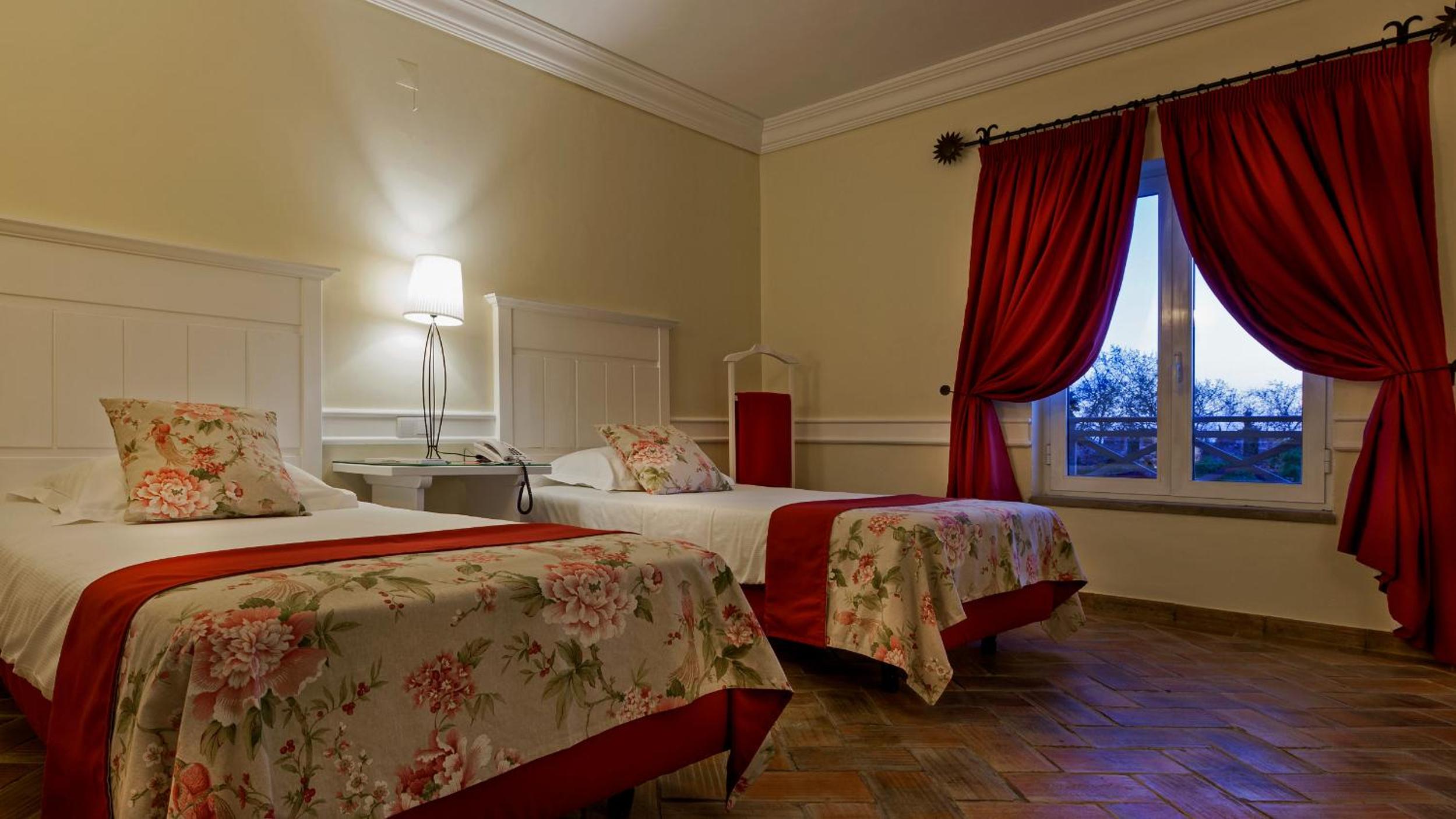 Classic Room with Garden View - Photo 4