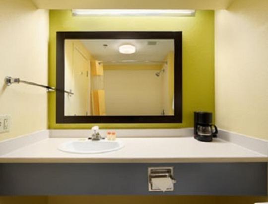 King Room - Non-Smoking - Photo 5