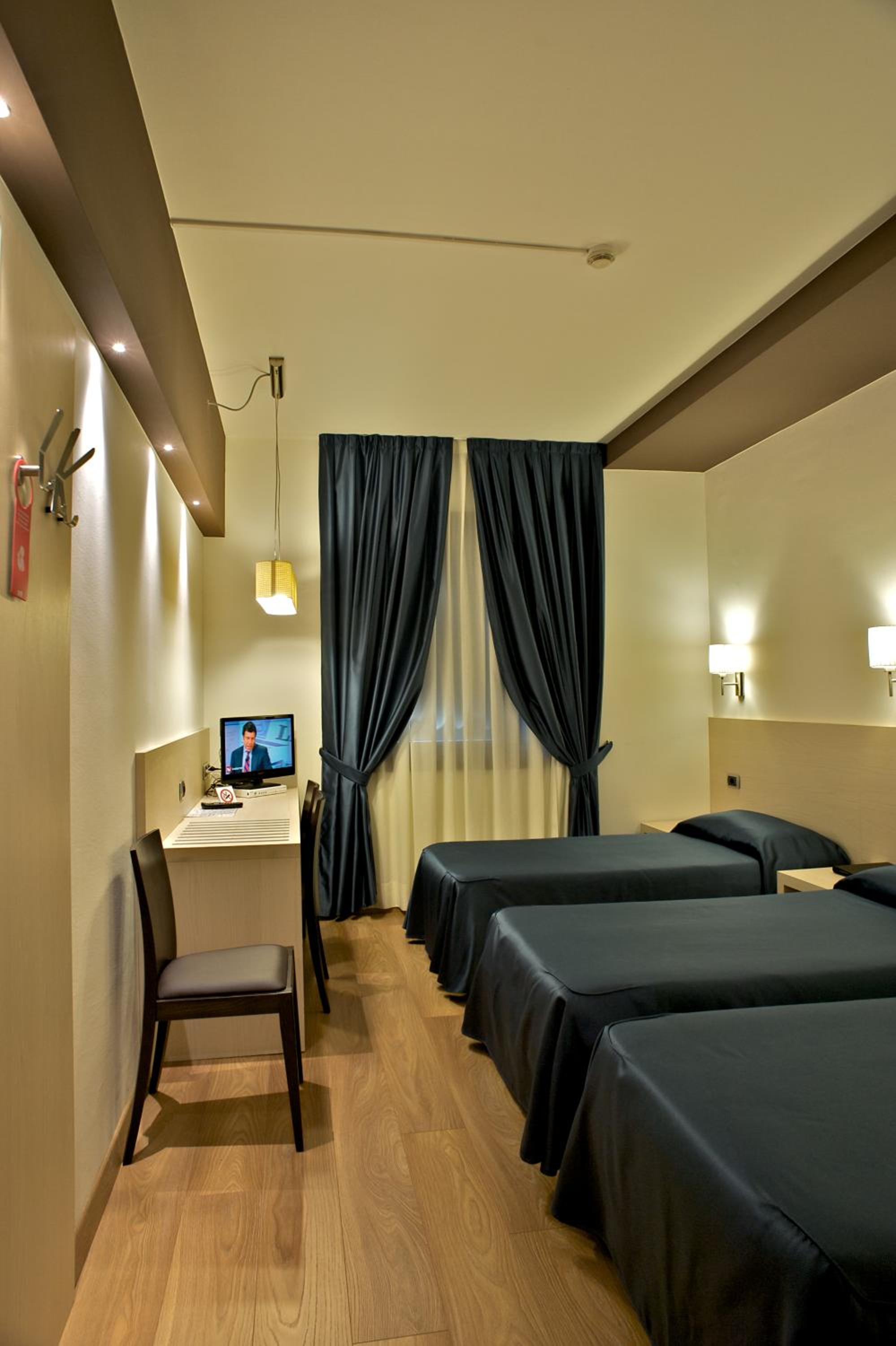 Double or Twin Room - Photo 6