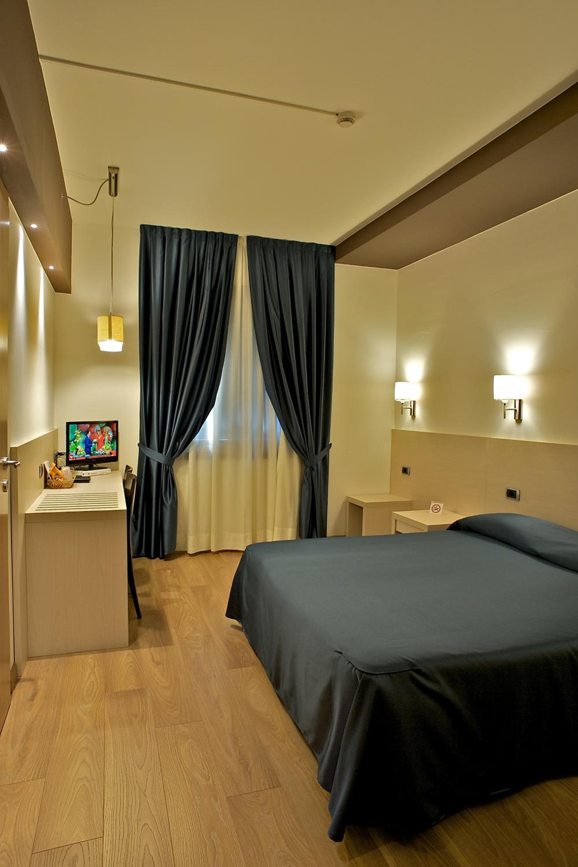 Double or Twin Room - Photo 3