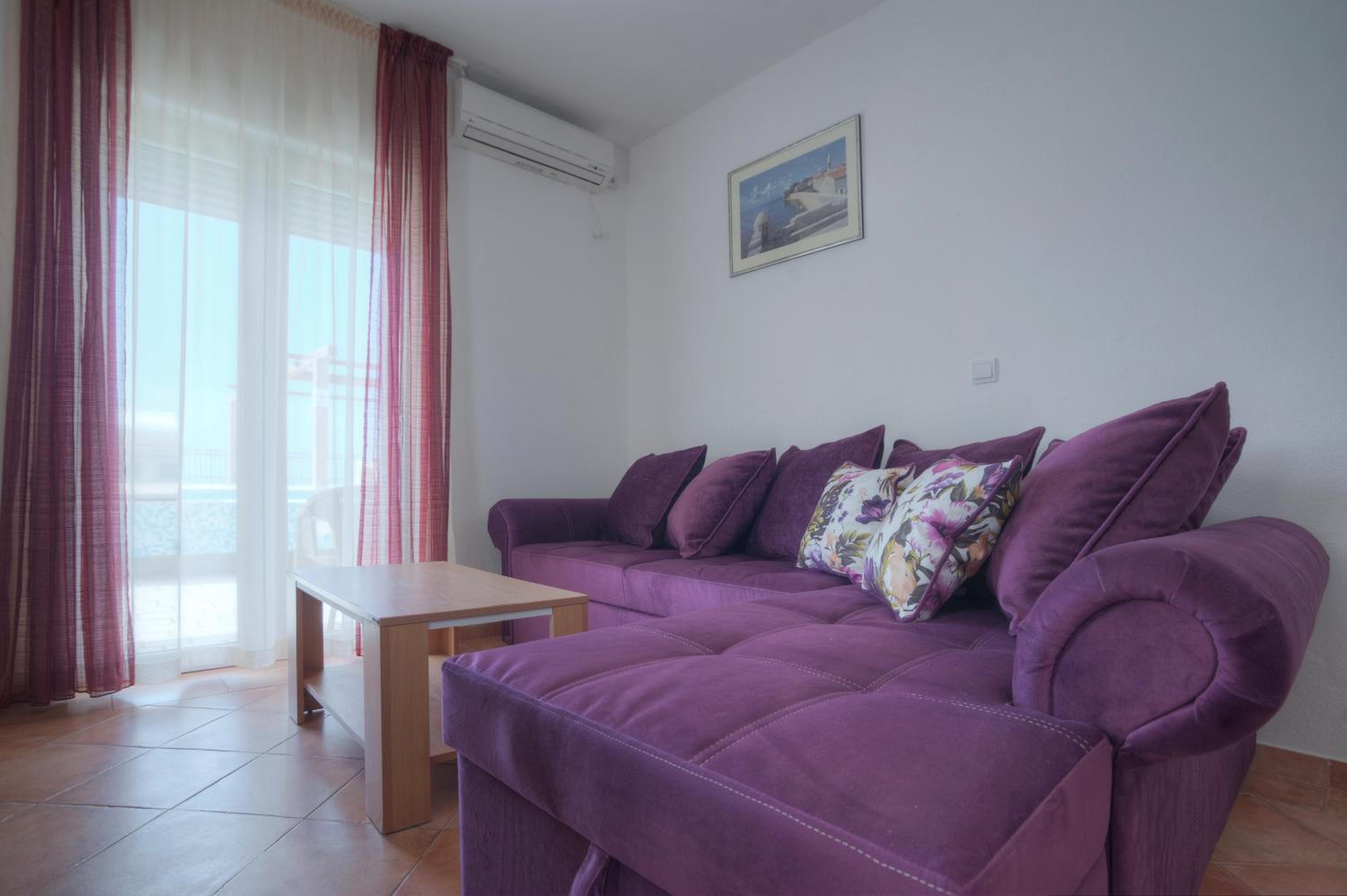 One-Bedroom Apartment - Photo 11