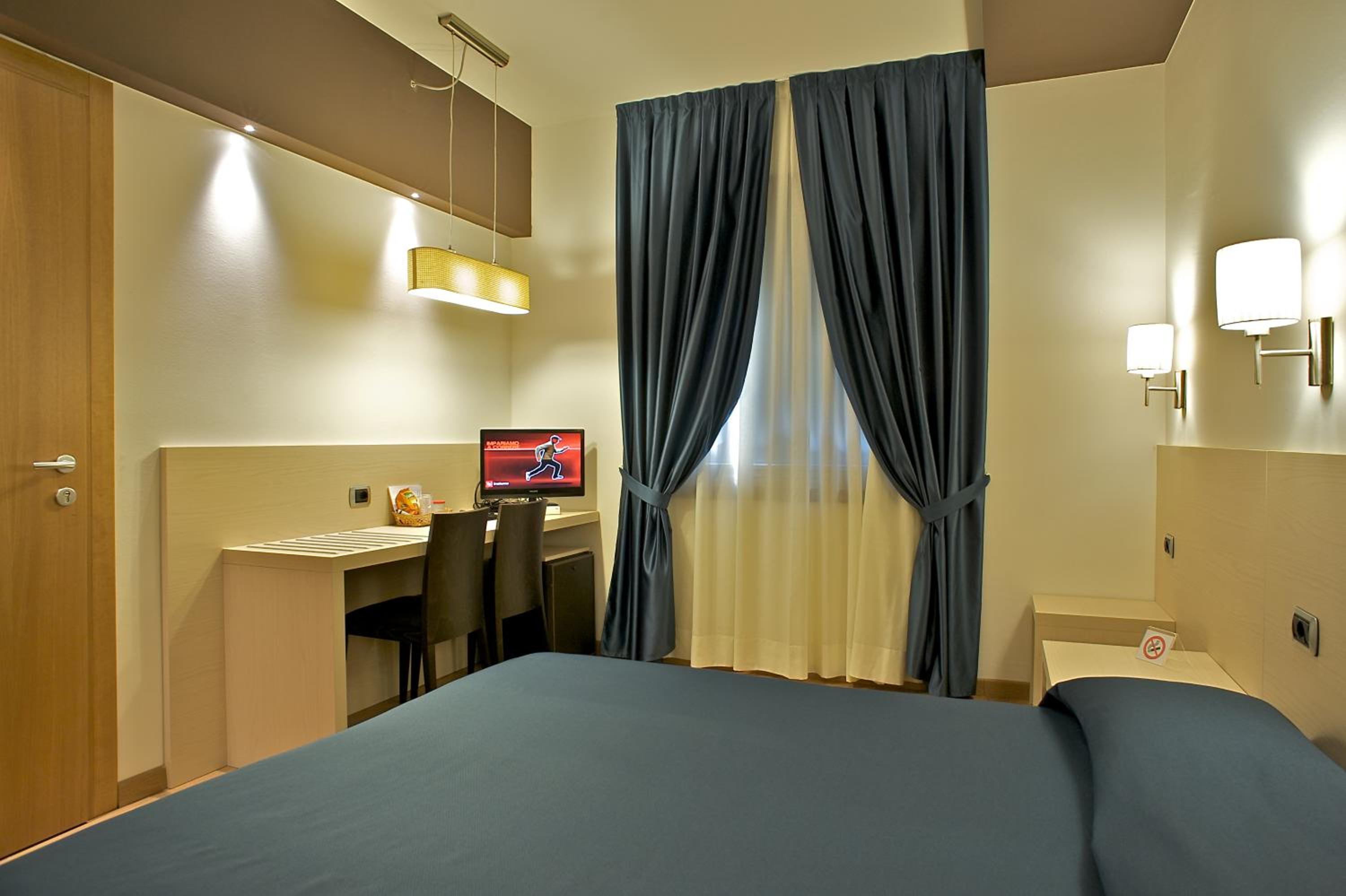 Double or Twin Room - Photo 4