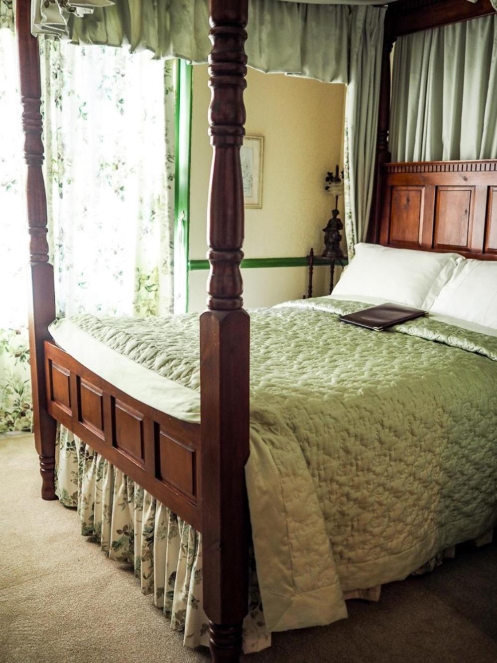 Double Room with Four Poster Bed and Sea View (2) photo 2