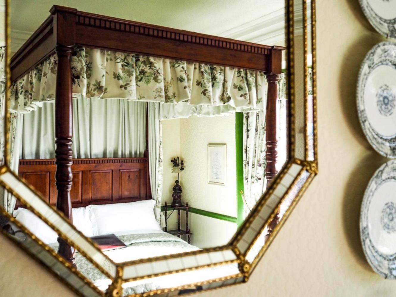 Double Room with Four Poster Bed and Sea View (2) photo 3