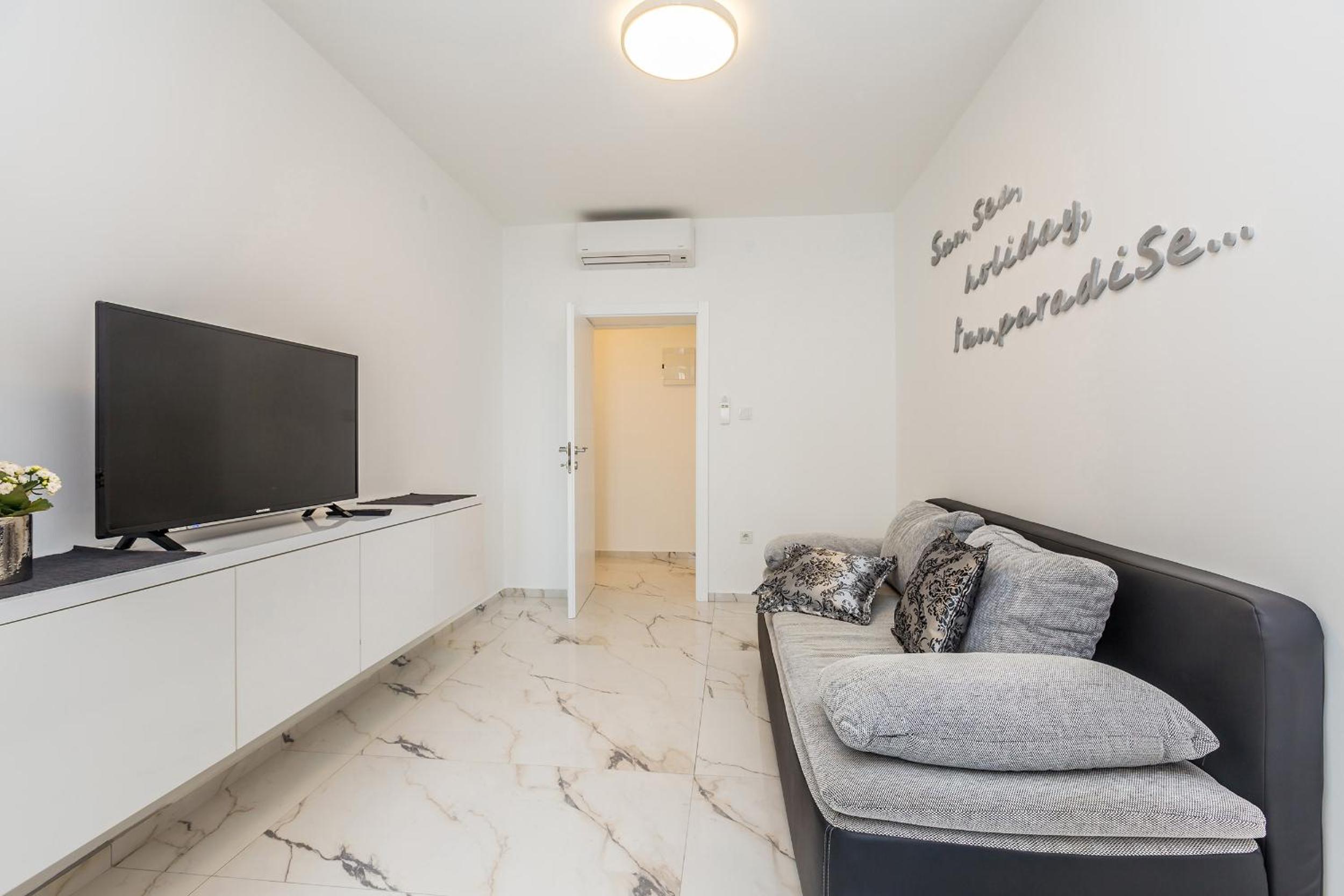 One-Bedroom Apartment with Balcony and Sea View - Photo 2