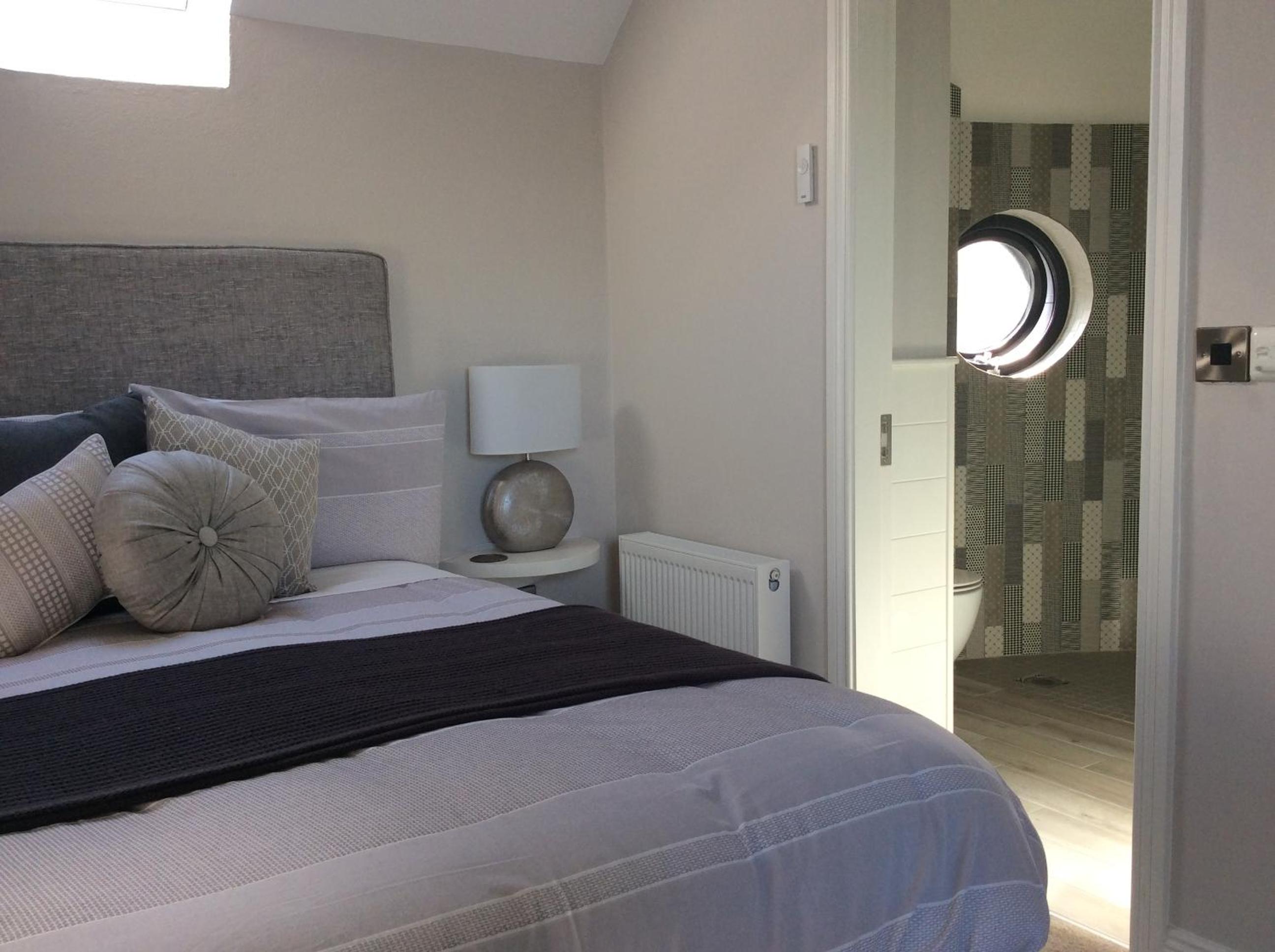 Standard Double Room with En-Suite - Photo 3