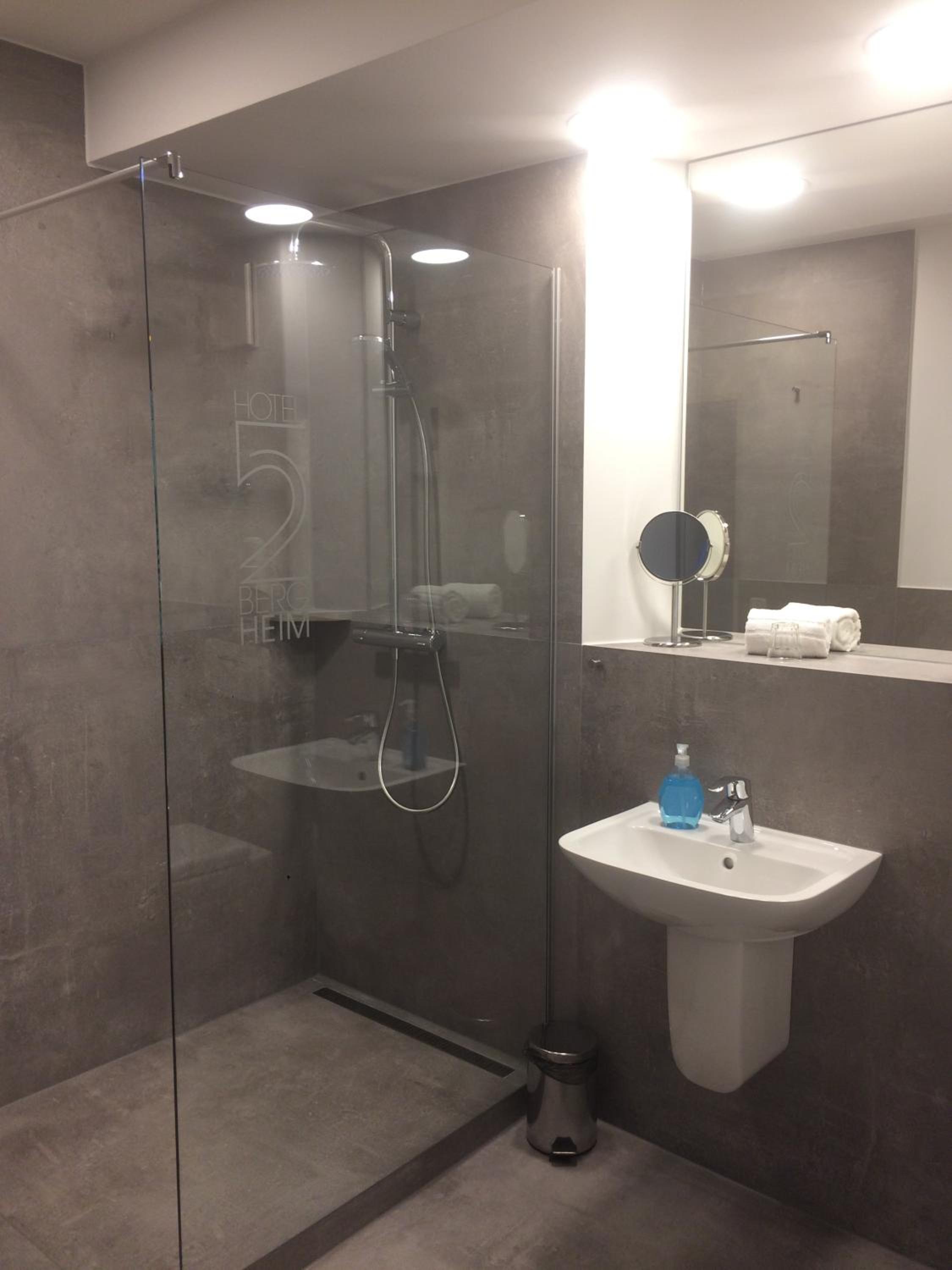 Large Double Room - Photo 5
