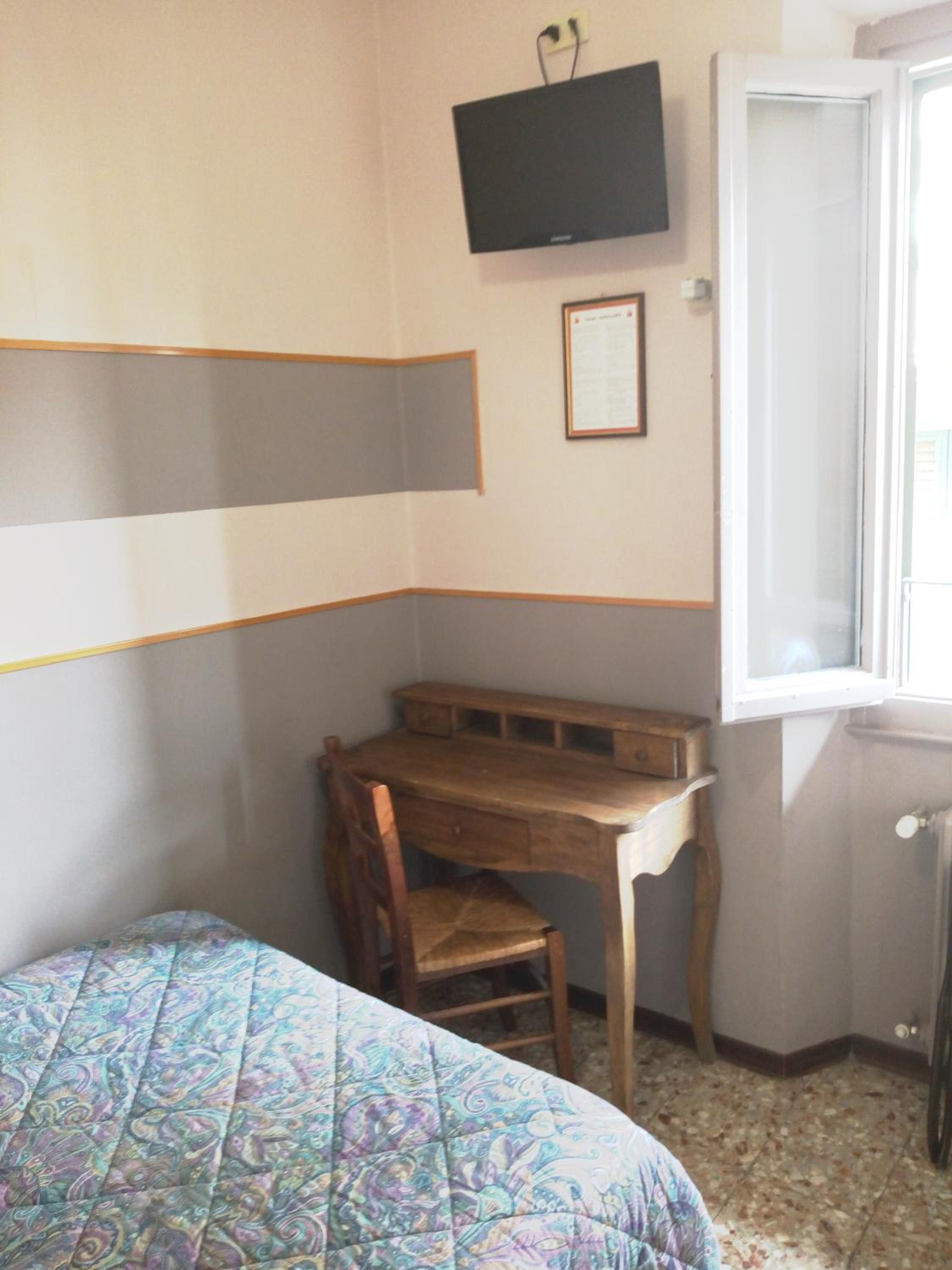 Single Room with Shared Bathroom photo 1