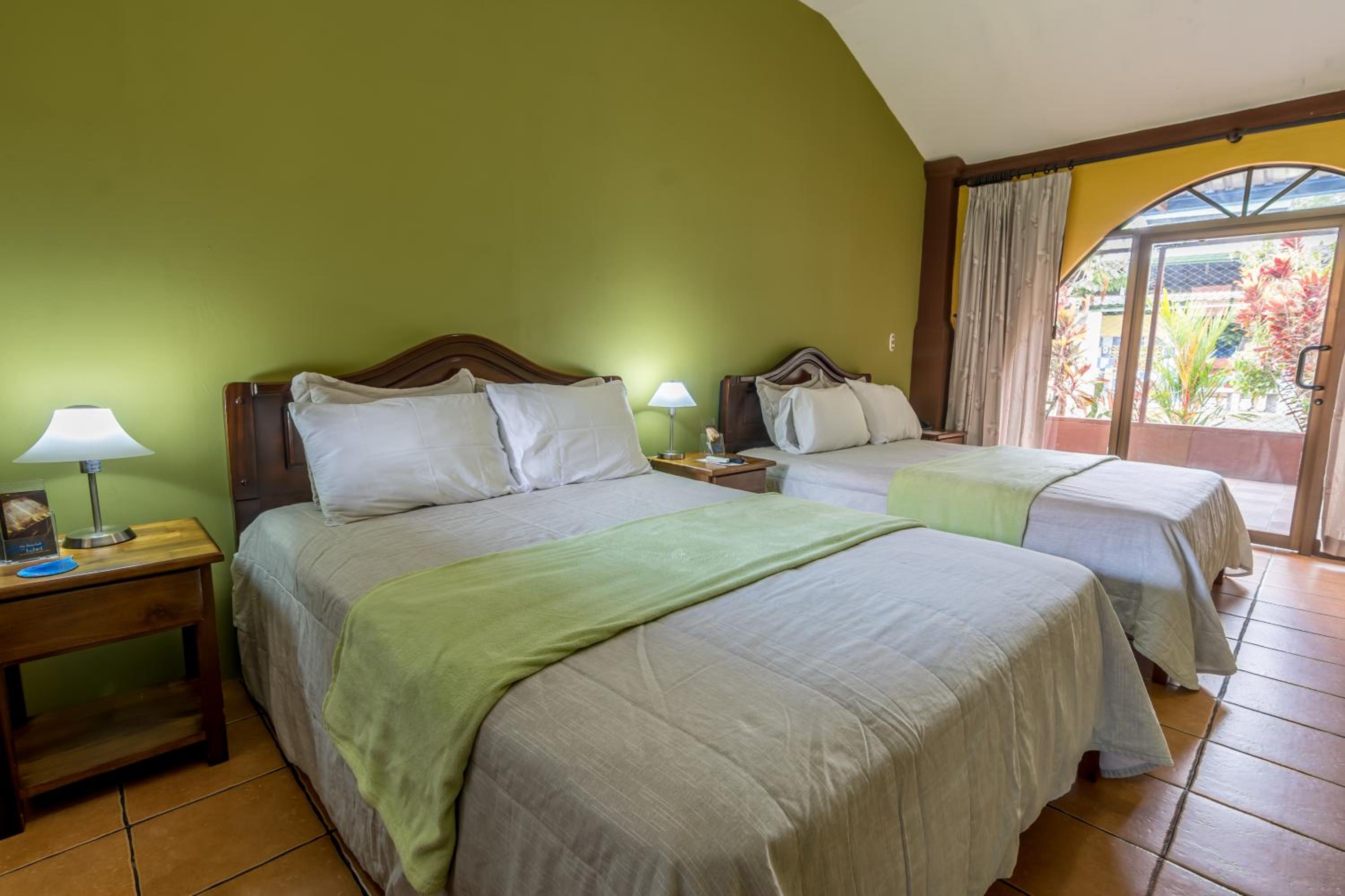 Zimmer mit zwei Queensize-Betten