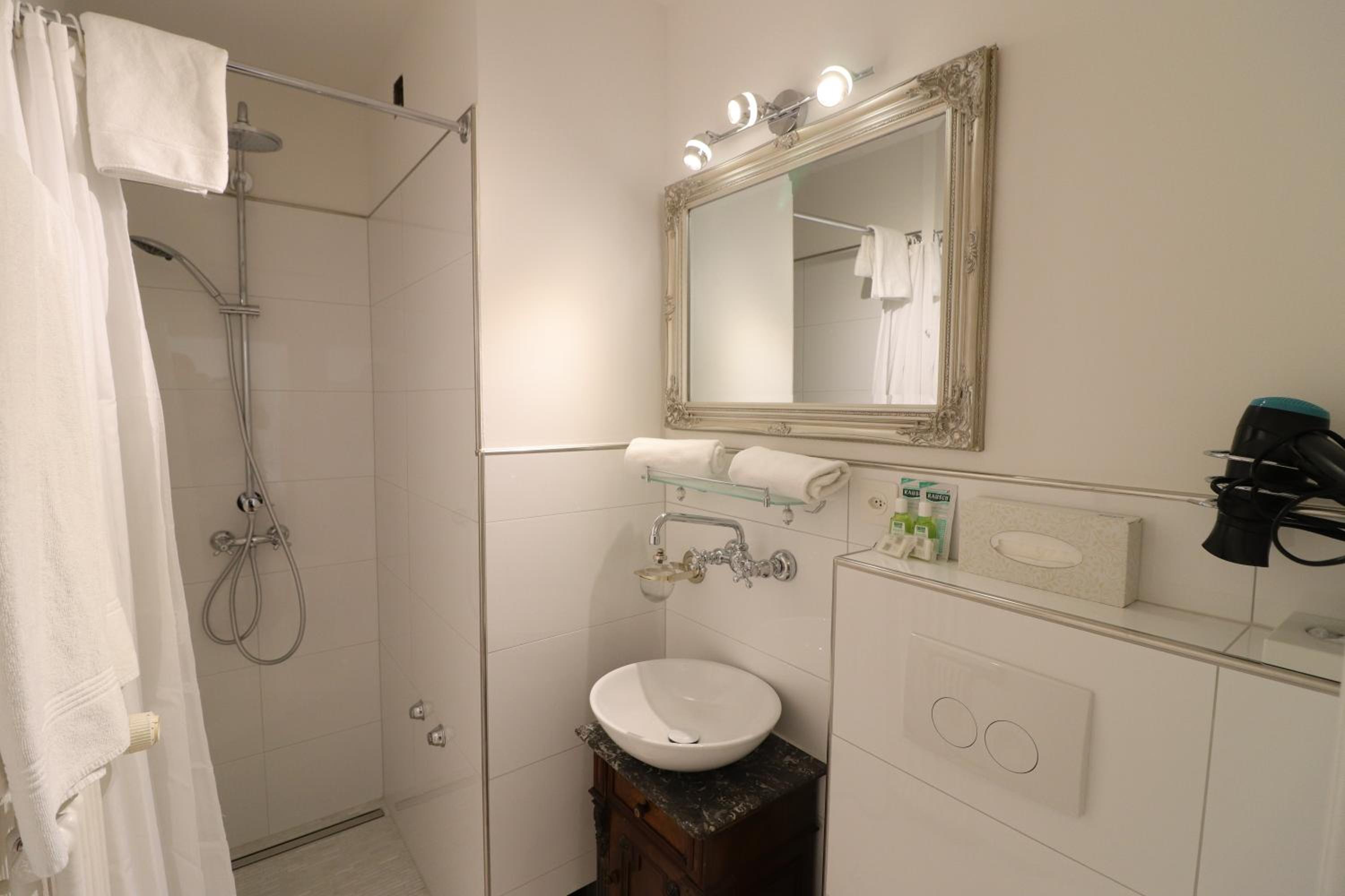 Double Room Small - Photo 5