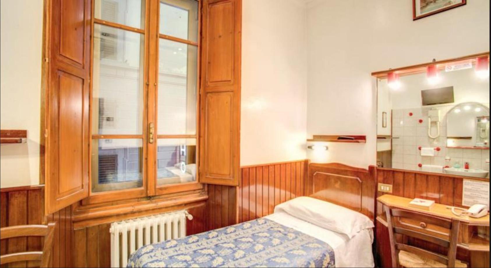 Double or Twin Room with Shared Bathroom photo 1