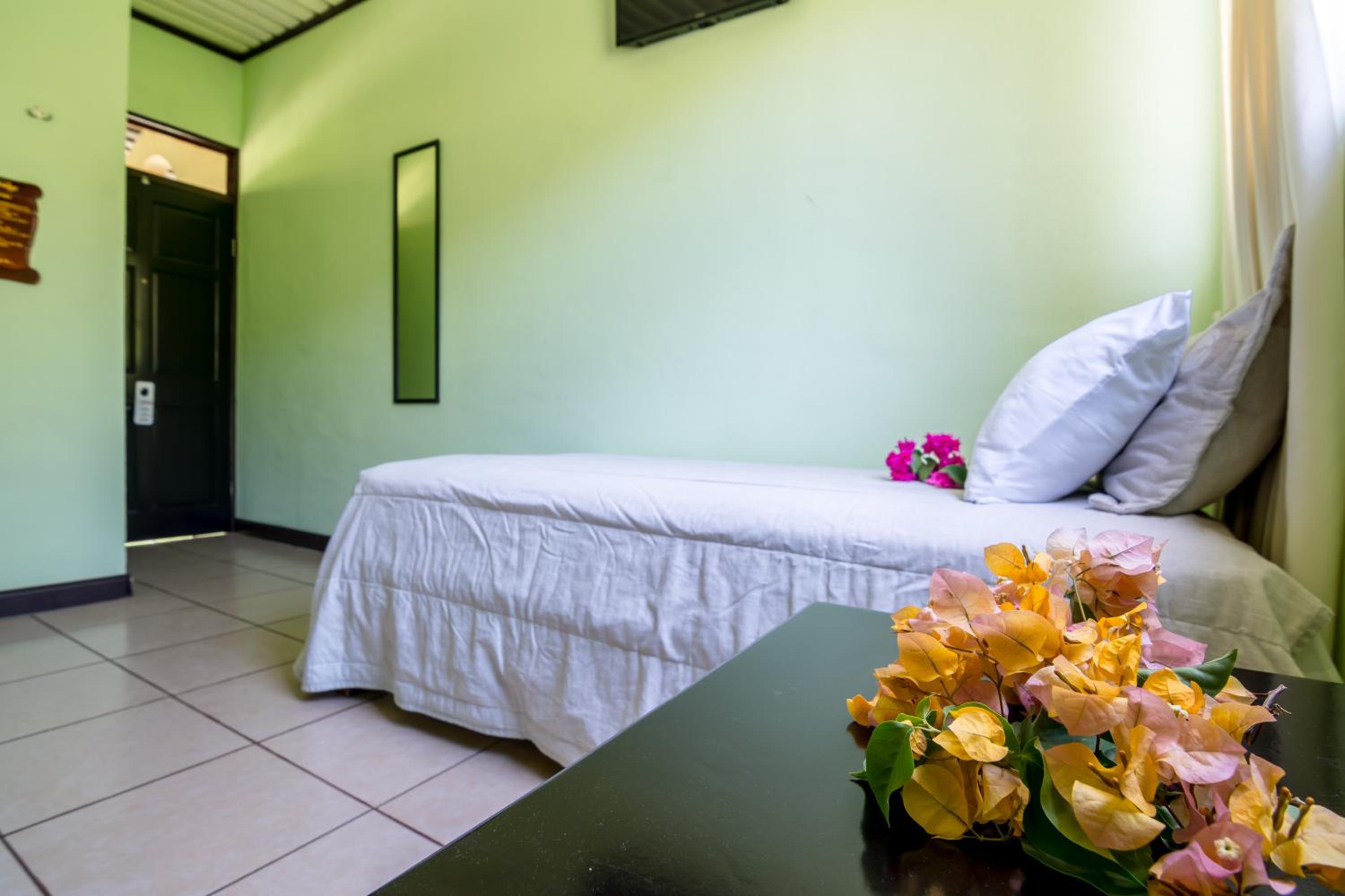Zimmer mit Queensize-Bett und Einzelbett