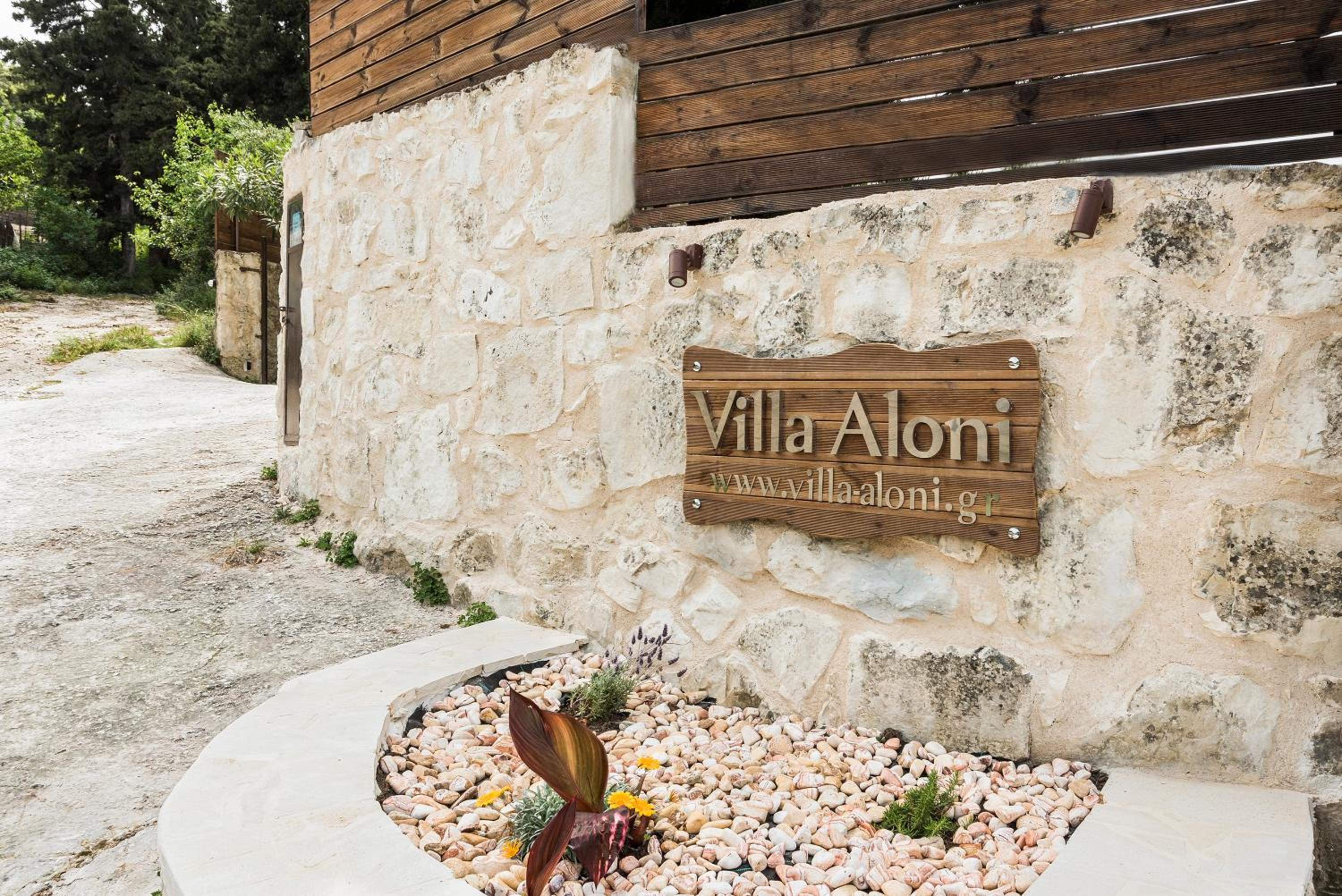 Villa with Private Pool - Photo 2