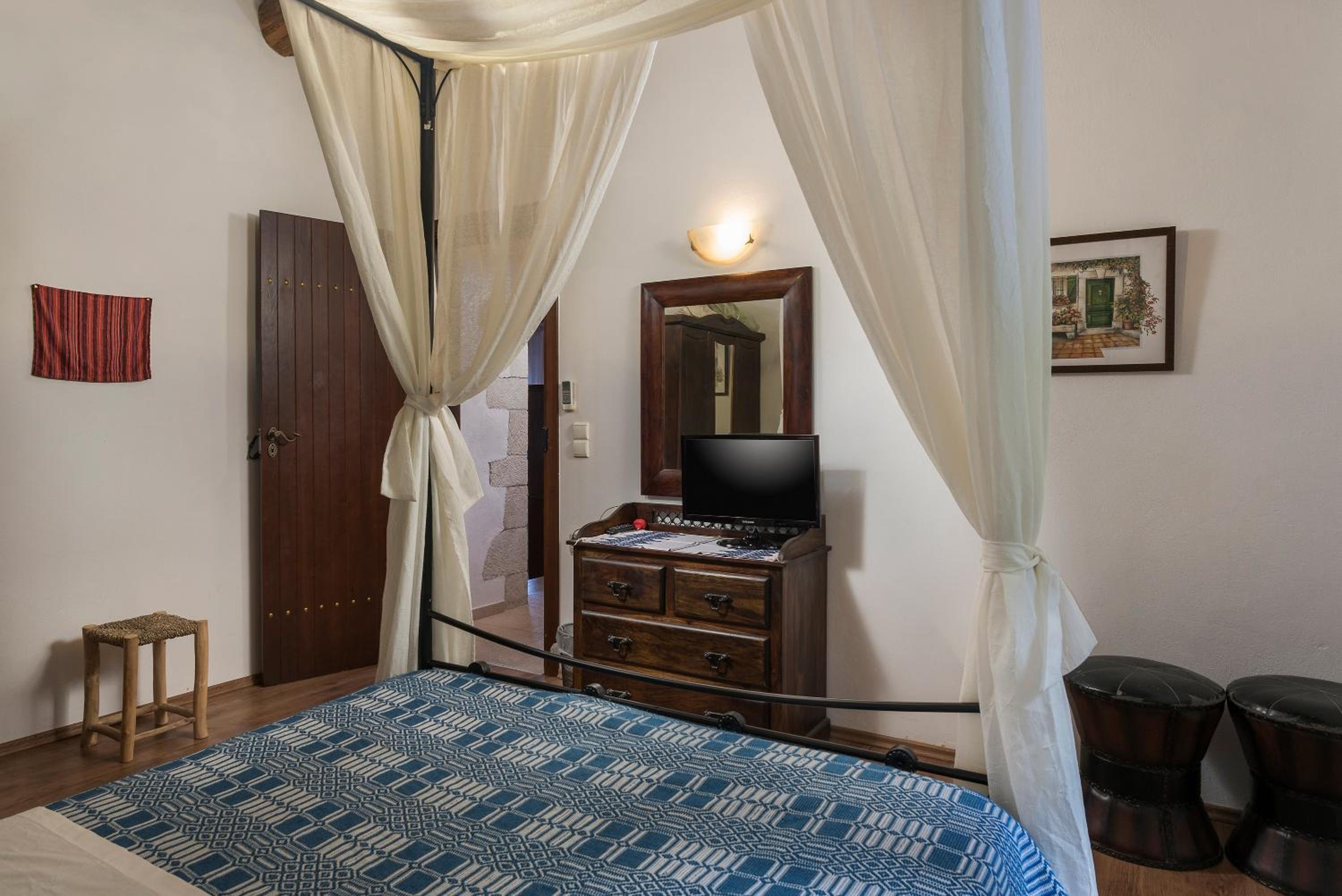 Villa with Private Pool - Photo 7