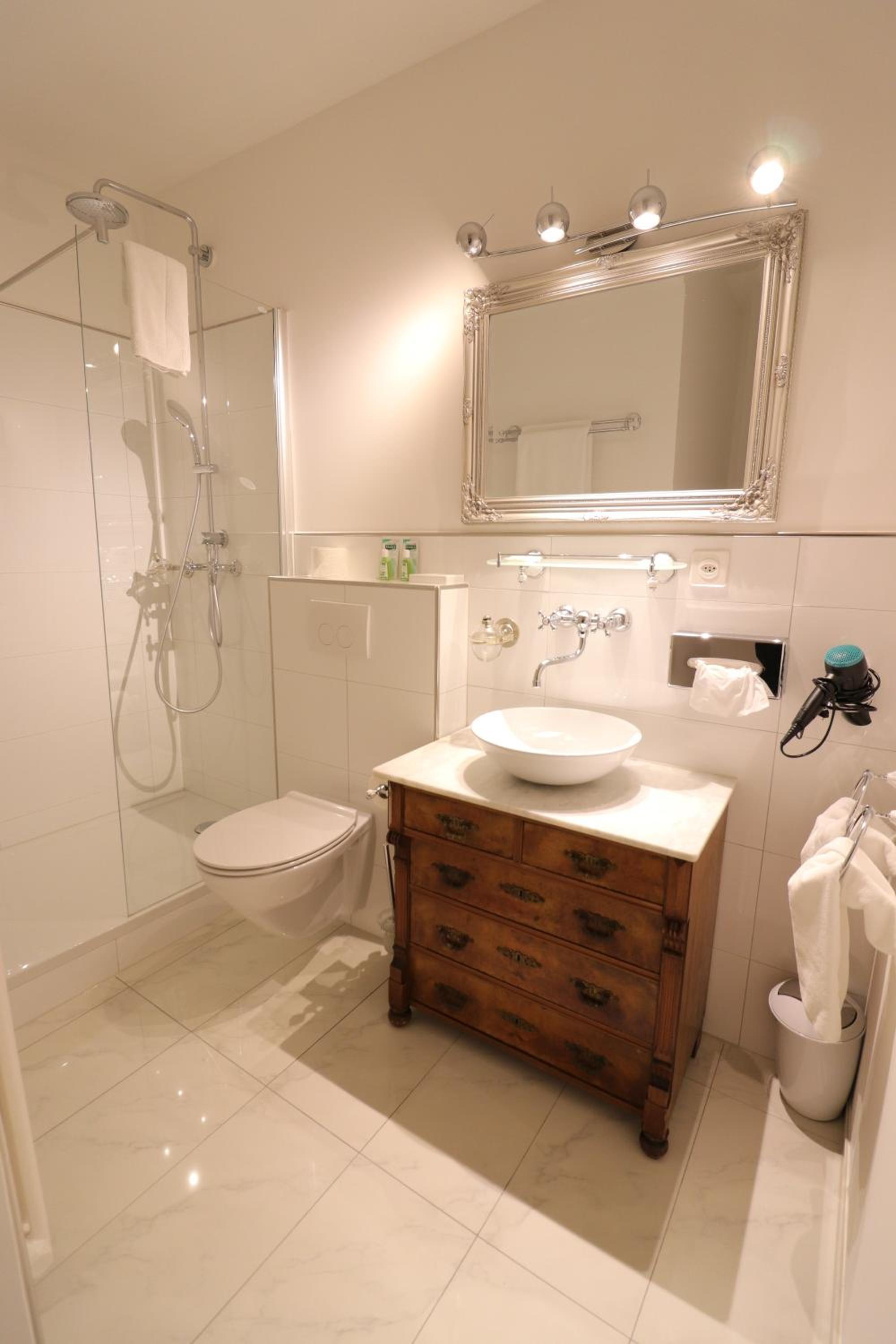 Double Room Basic - Photo 6