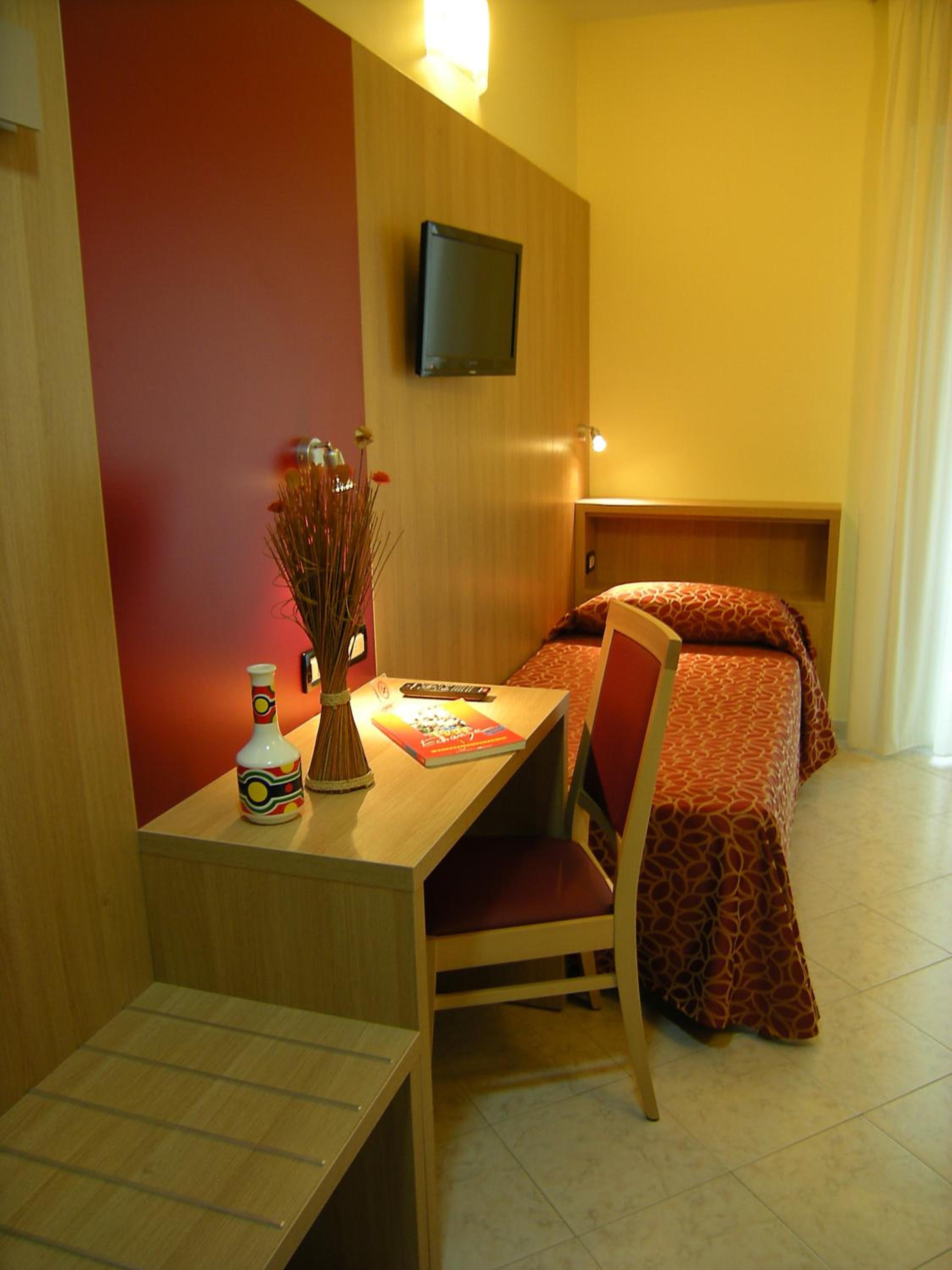 Triple Room - Photo 6