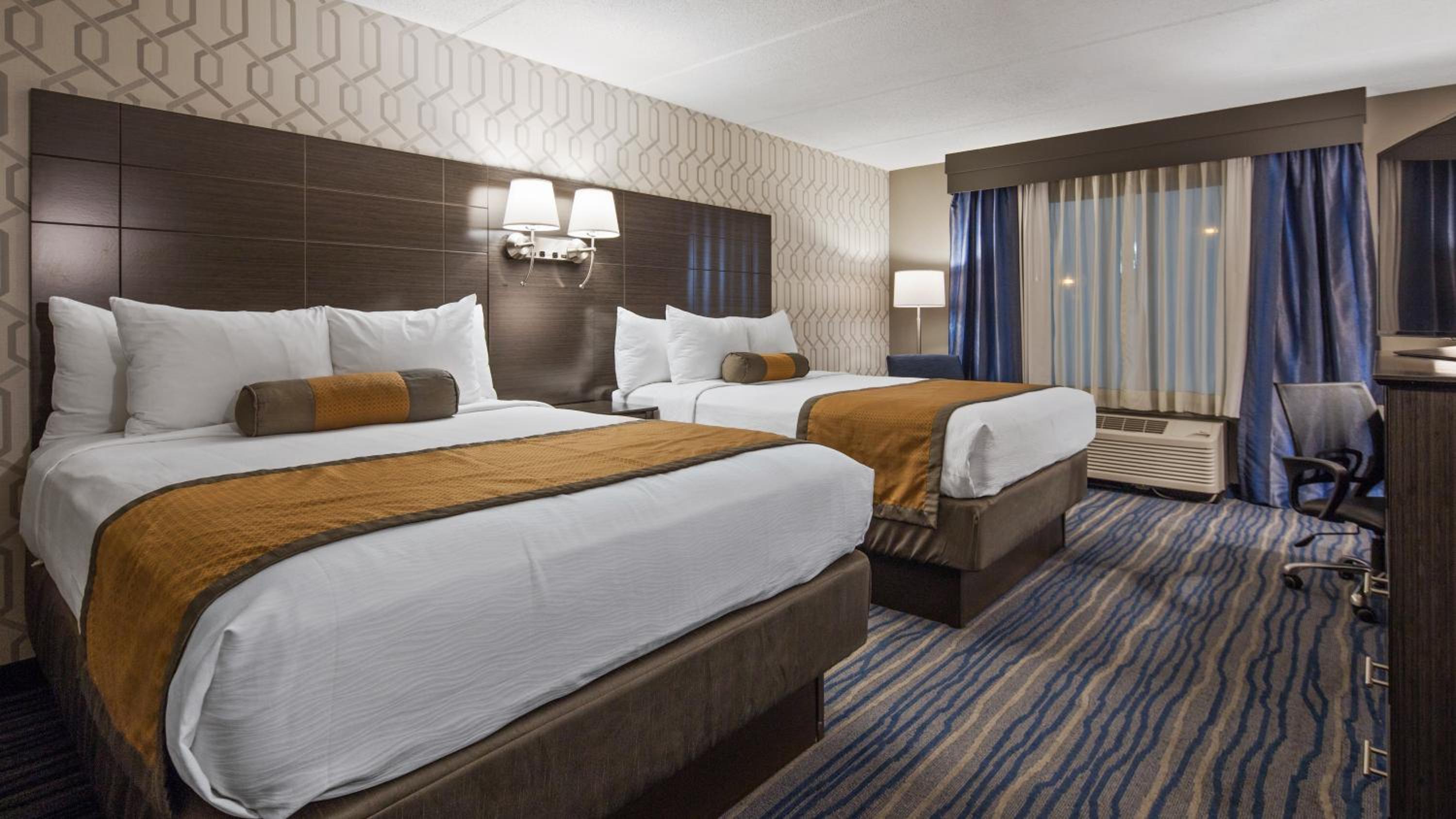 Queen Room with Two Queen Beds - Non-Smoking - Photo 6