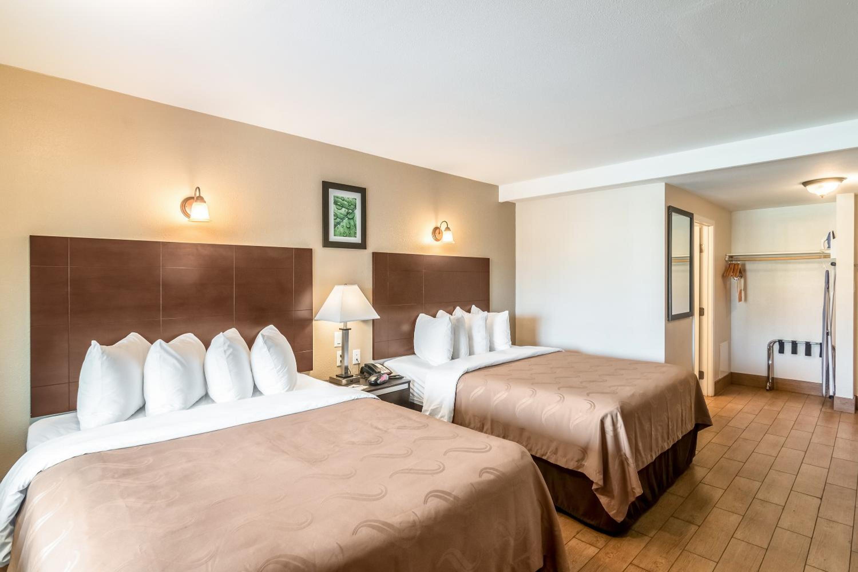 Standard Queen Room with Two Queen Beds - Non-Smoking photo 2